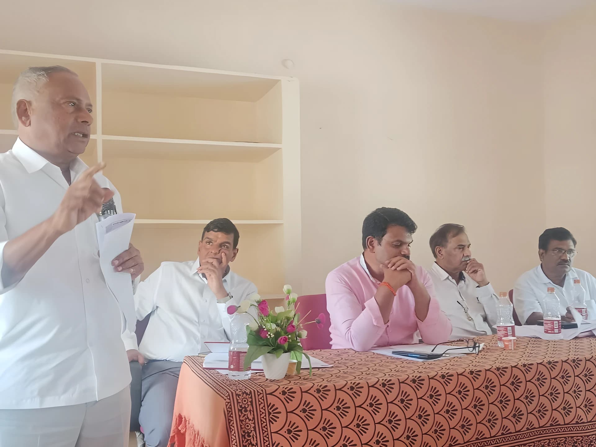 కృష్ణవేణి షుగర్ ఫ్యాక్టరీ వద్ద చెరుకు రైతుల చర్చలు
