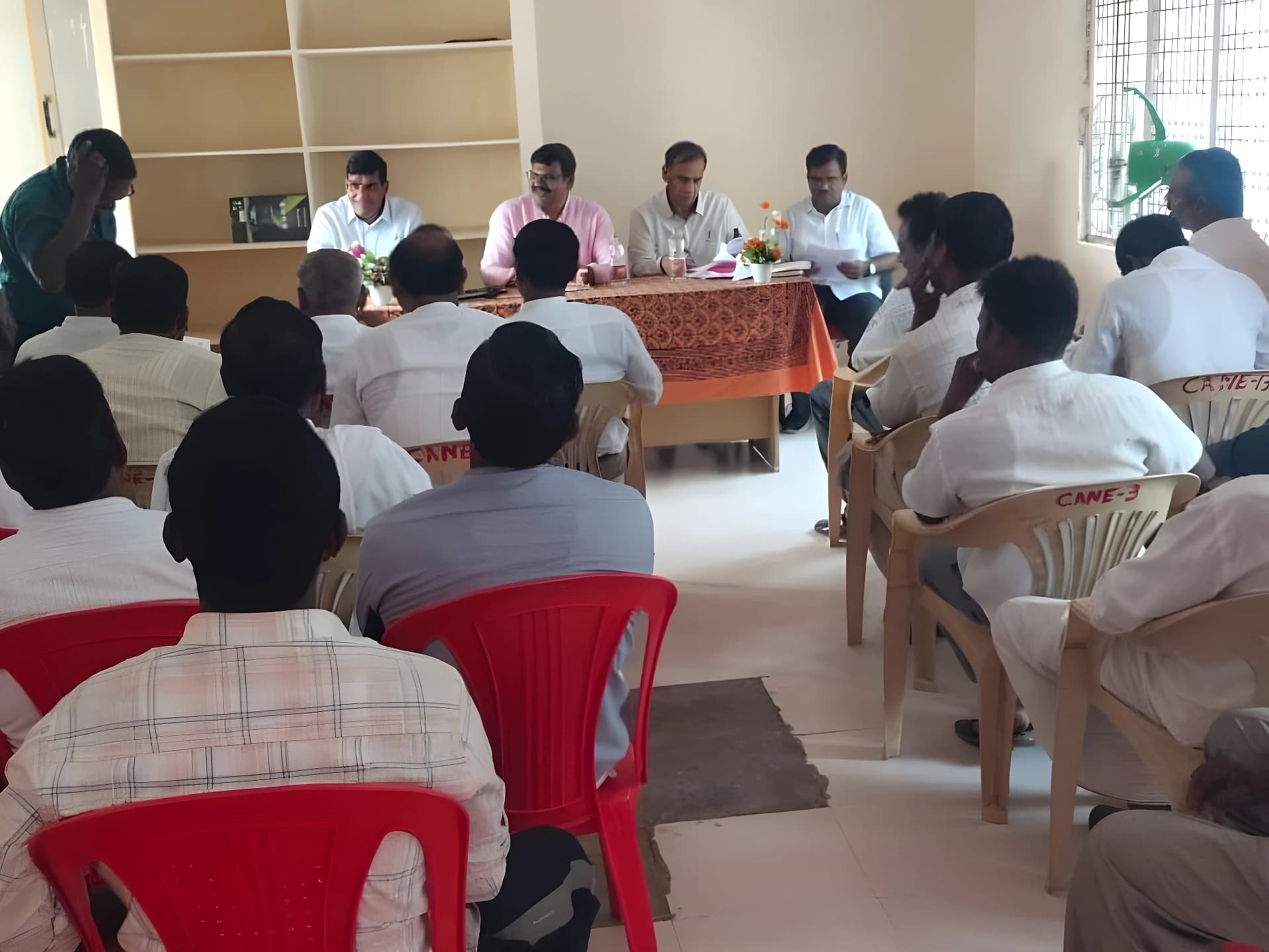 కృష్ణవేణి షుగర్ ఫ్యాక్టరీ వద్ద చెరుకు రైతుల చర్చలు