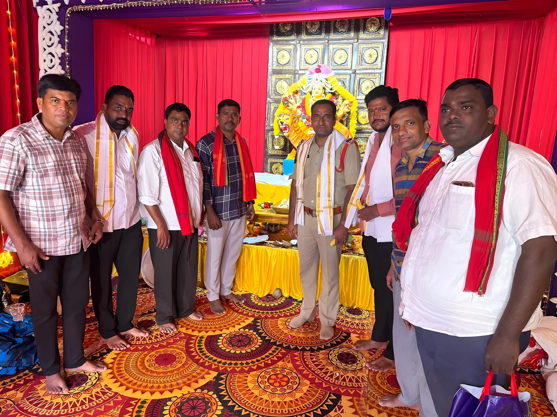 దుర్గామాత మండపాలను సందర్శించిన CI