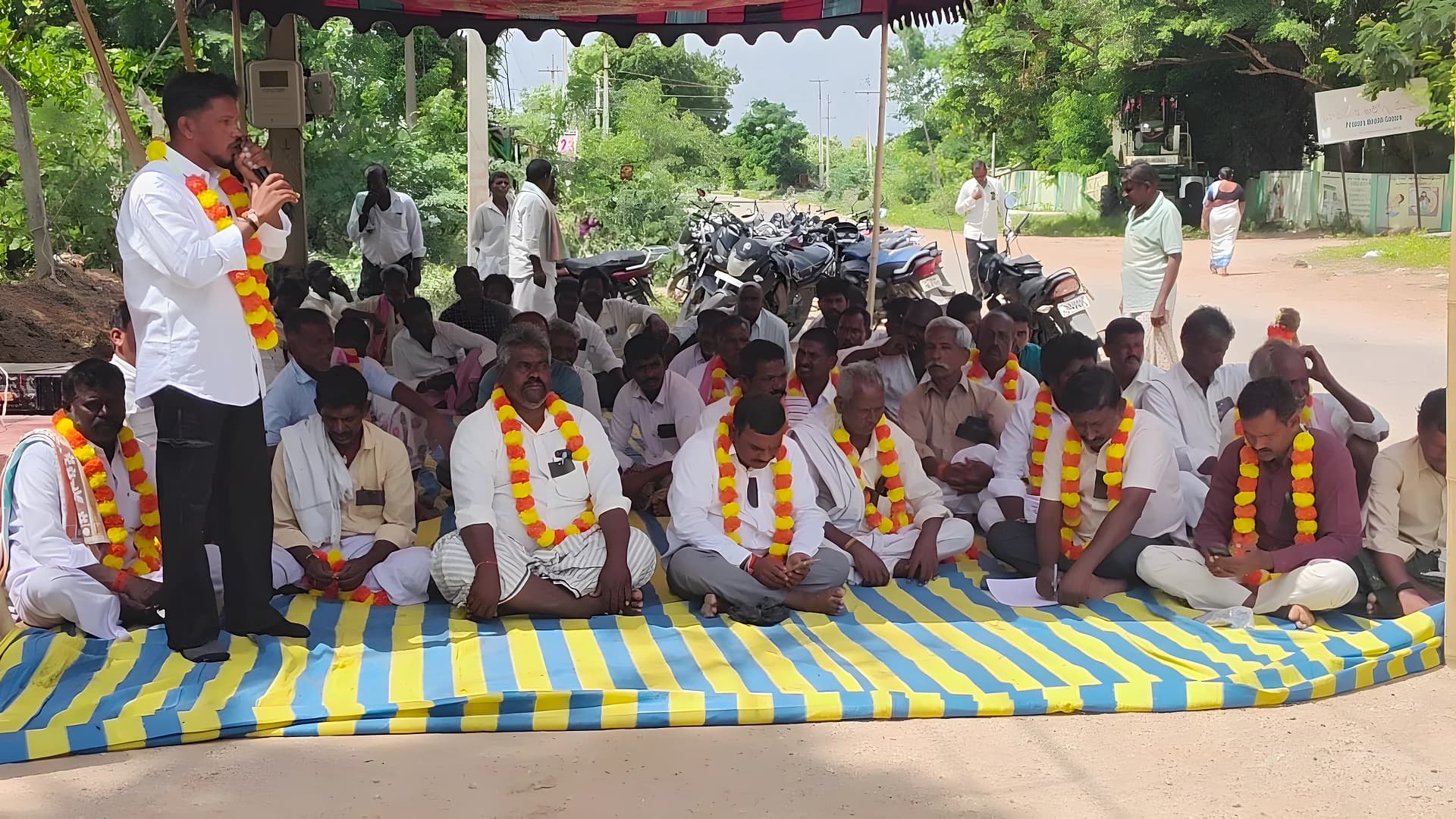 24 గంటల కరెంటు కోసం రైతుల ధర్నా