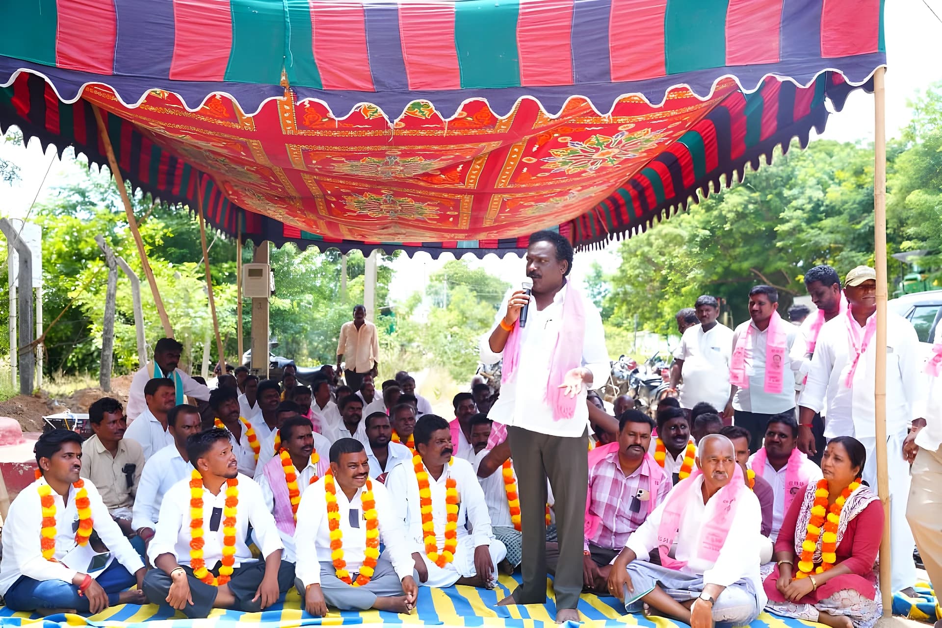 గద్వాలలో 24 గంటలు కరెంటు కావాలని ధర్నా