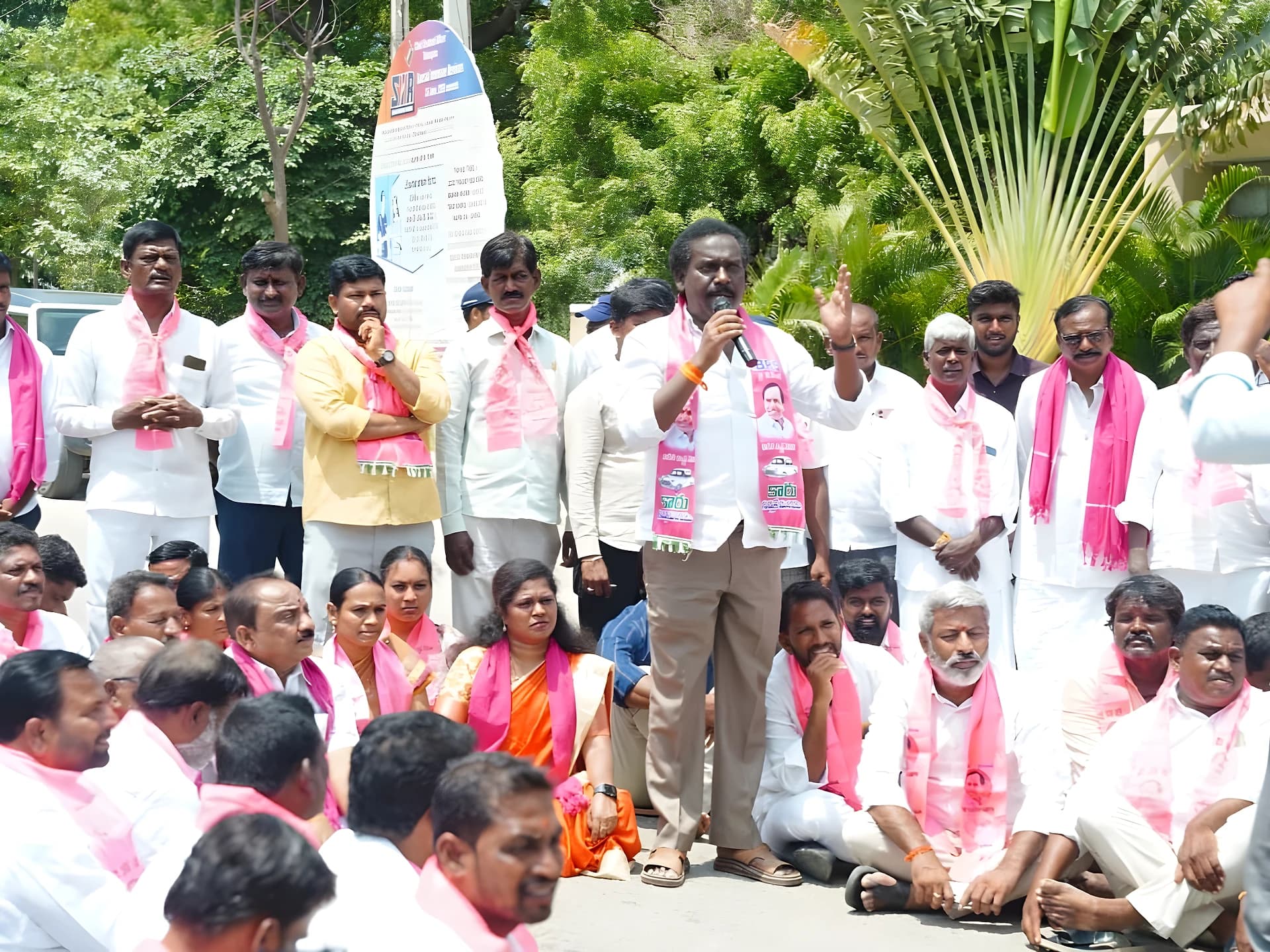 గద్వాల కలెక్టరేట్ ముందు BRS ధర్నా