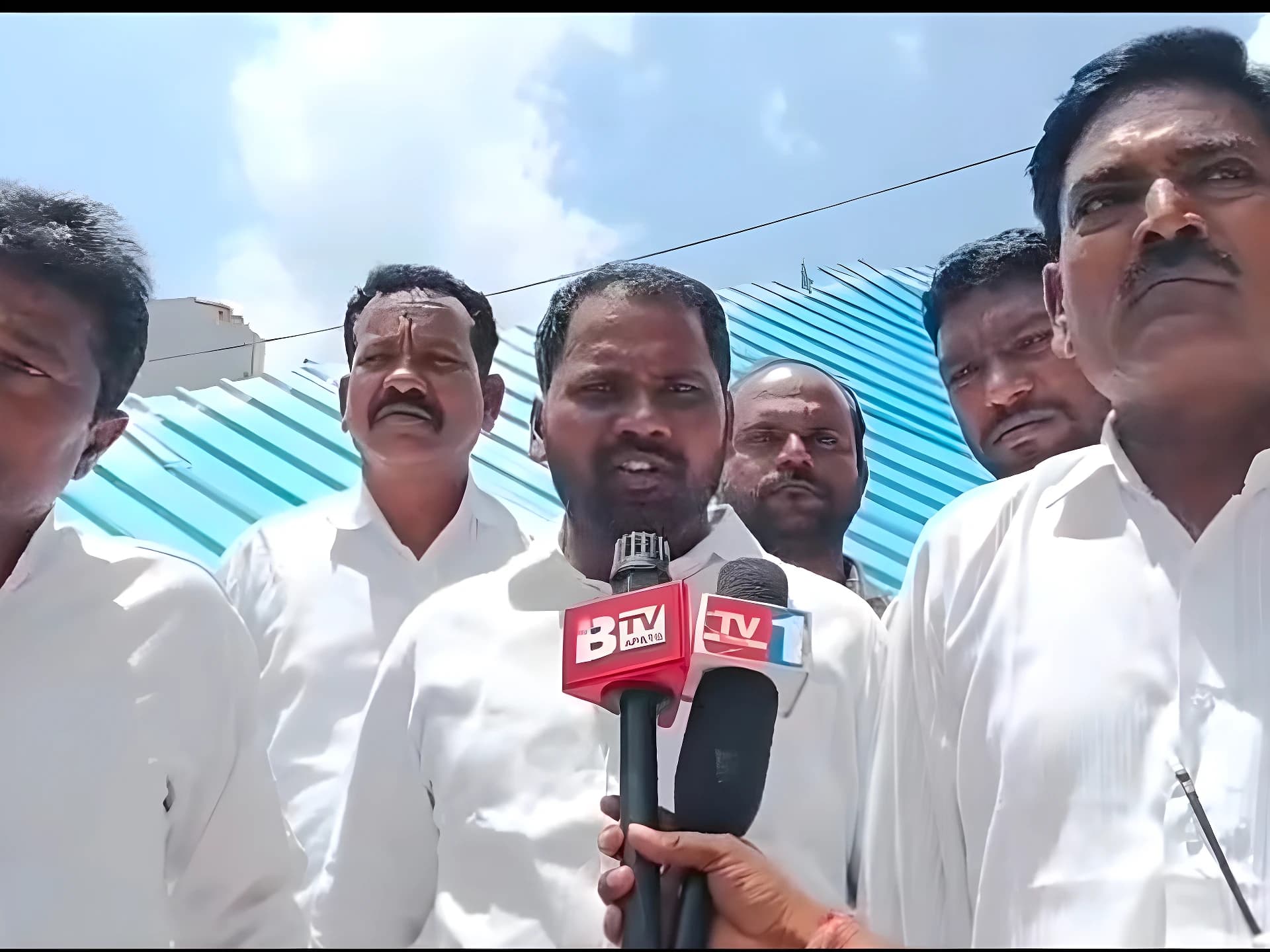 గద్వాలలో ప్రేమ పెళ్లి.. అబ్బాయి ఇల్లు కూల్చివేత