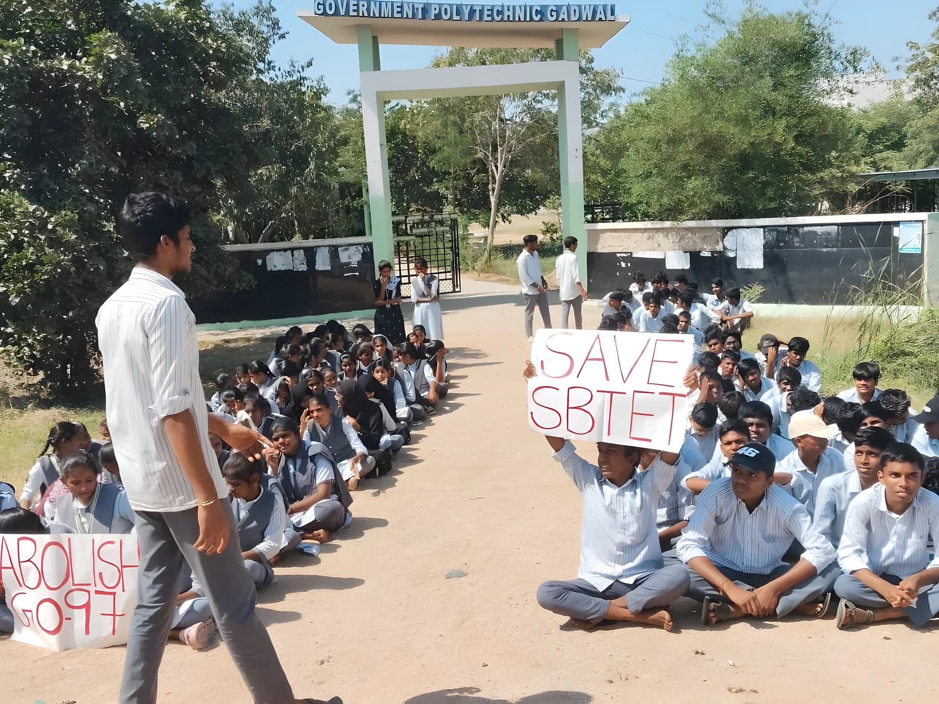 జీవో 97 రద్దు.. విద్యార్థుల నిరసన!