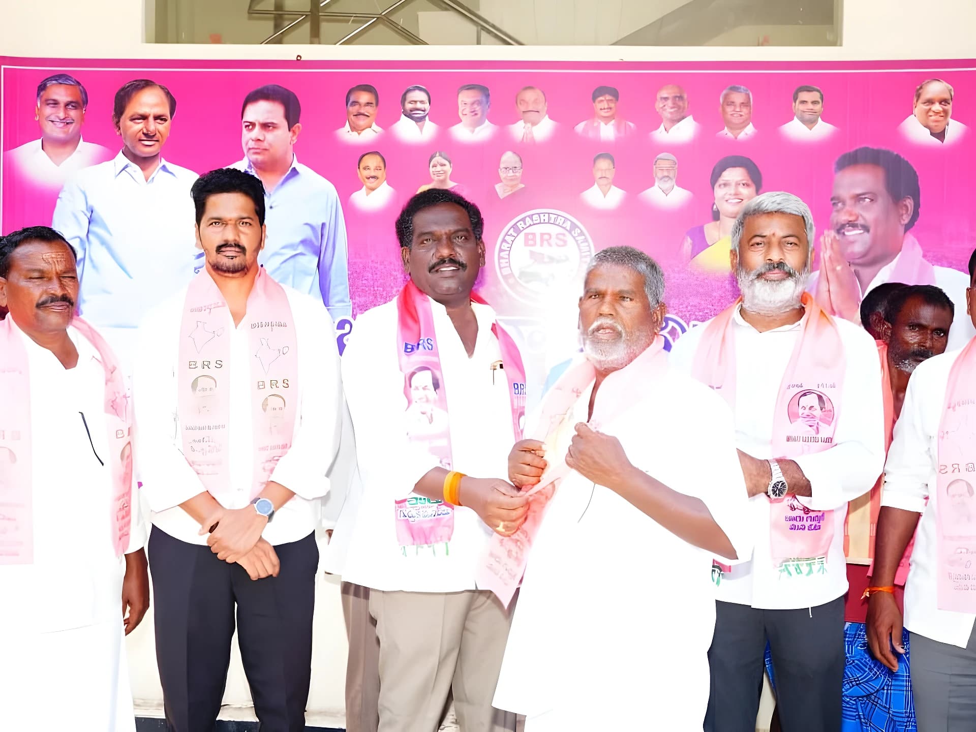 BRSలోకి 200 మంది కాంగ్రెస్ నేతలు