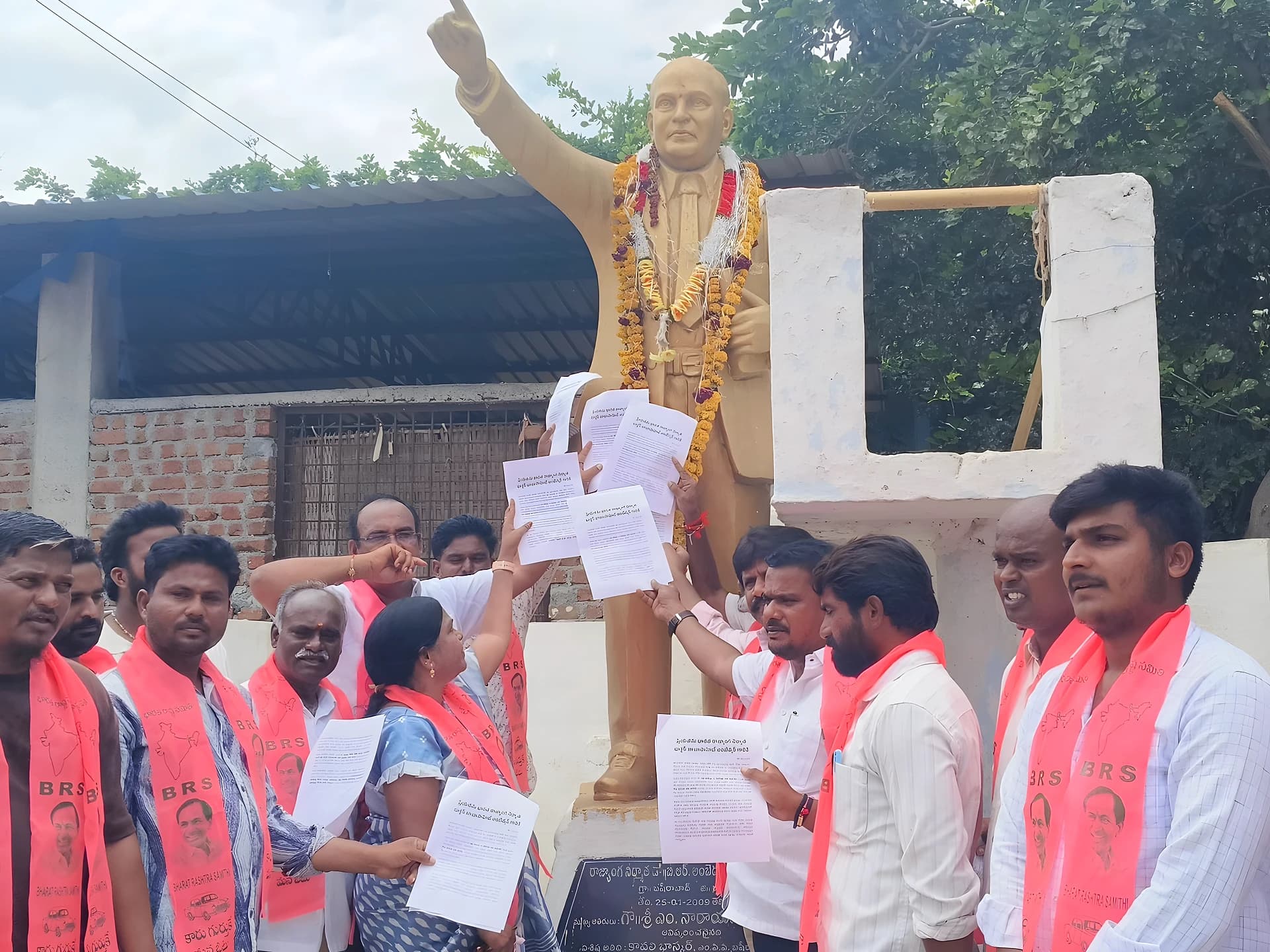 ఎన్నికల హామీలు నెరవేర్చాలి: బీఆర్ఎస్