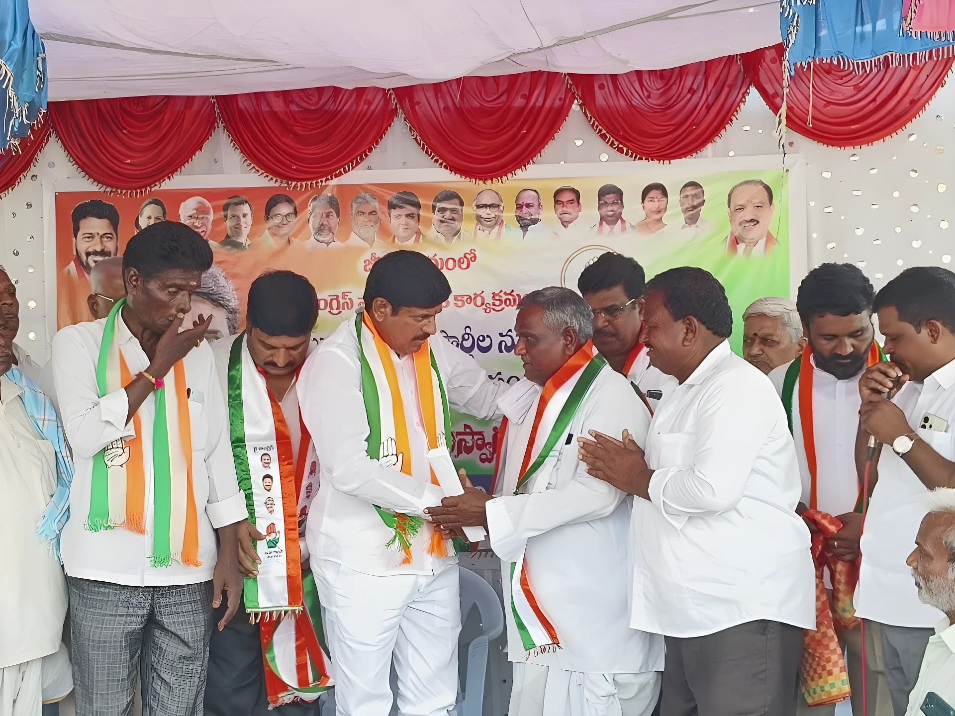 కాంగ్రెస్లో చేరిన జీవన్గి గ్రామ సర్పంచ్