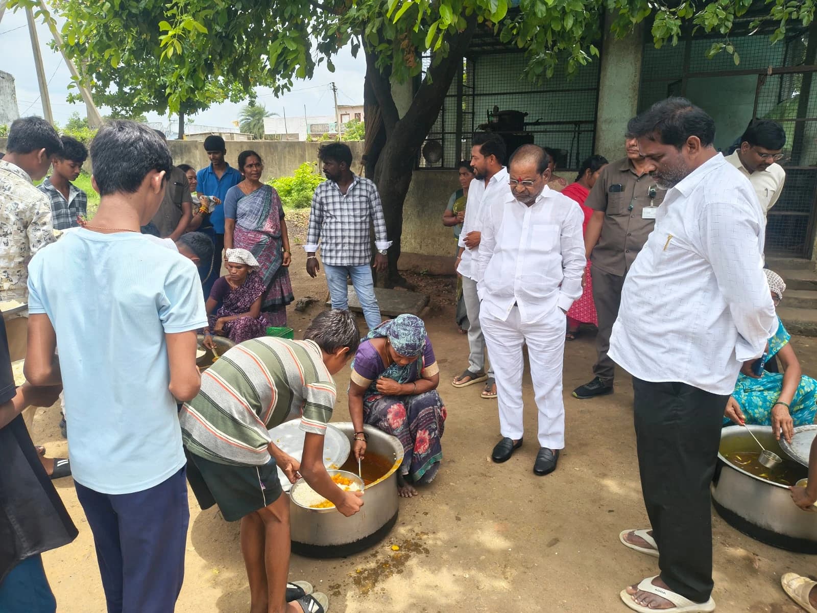 ఆశ్రమ పాఠశాలలో ఎమ్మెల్యే ఆకస్మిక తనిఖీ