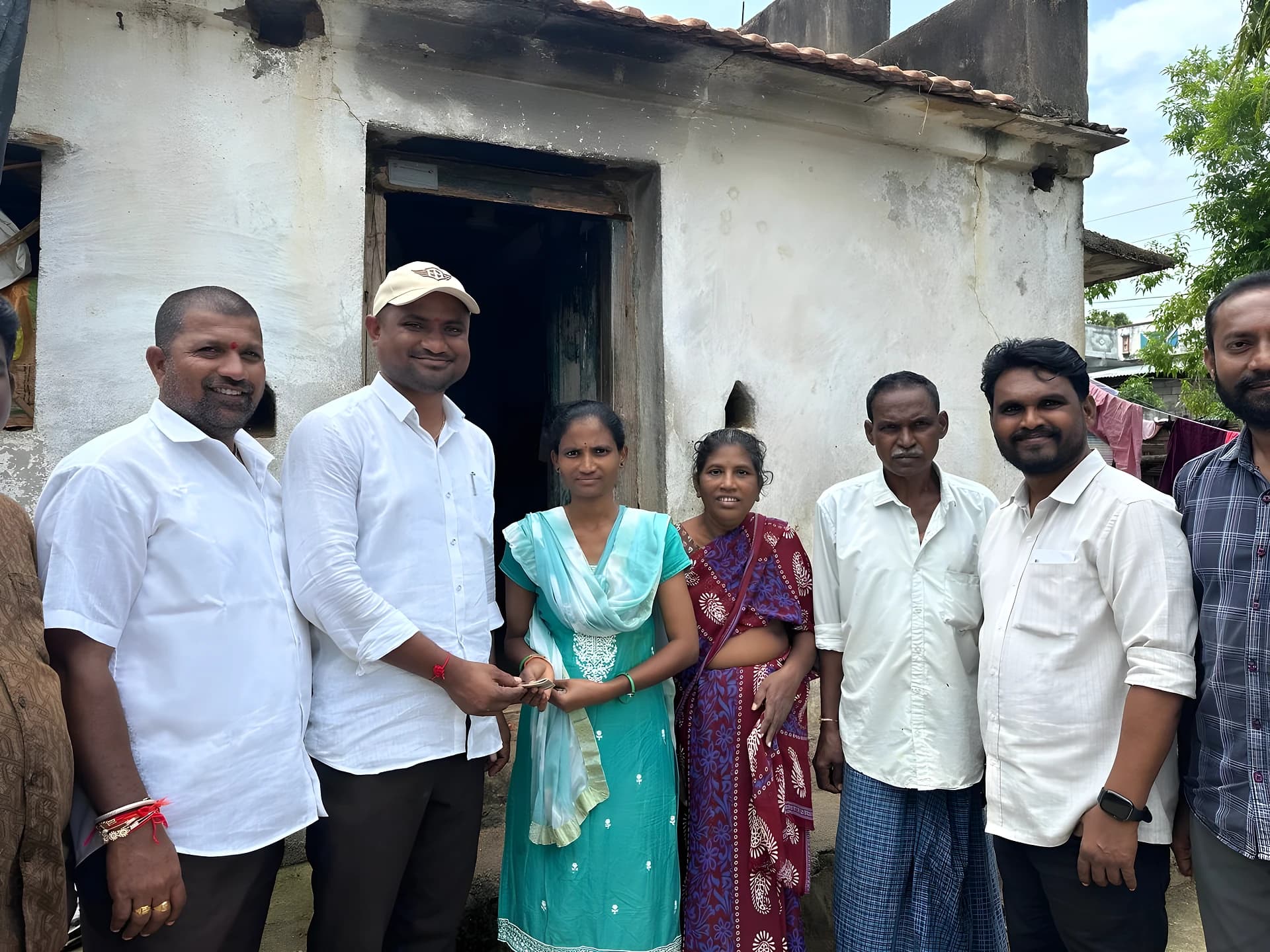 పేద అమ్మాయి పెళ్లికి రూ.5,000.. ఆదుకున్న పంచాయతీ కార్యదర్శి!