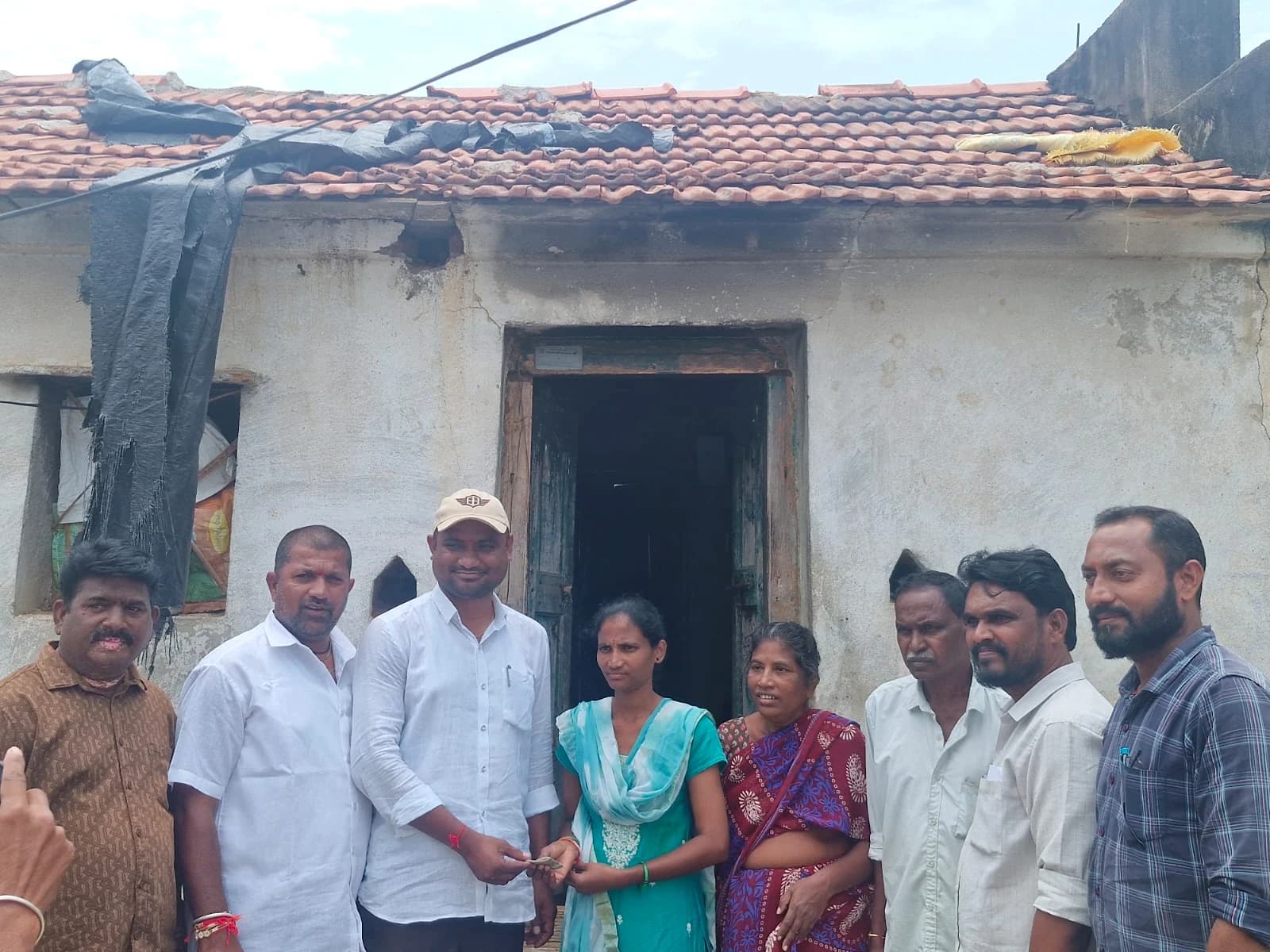 పేద అమ్మాయి పెళ్లికి రూ.5,000.. ఆదుకున్న పంచాయతీ కార్యదర్శి!