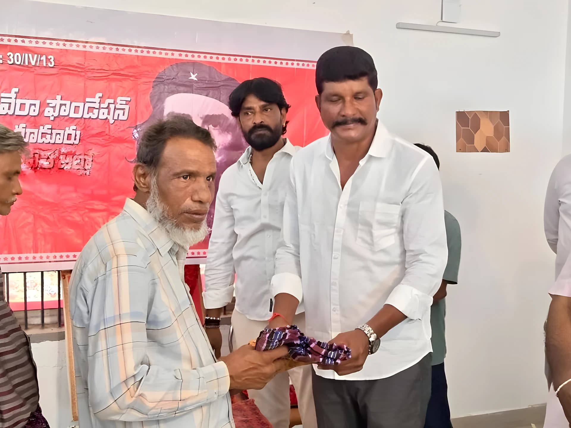 చేగువేరా వర్ధంతి.. కార్మికులకు దుప్పట్లు