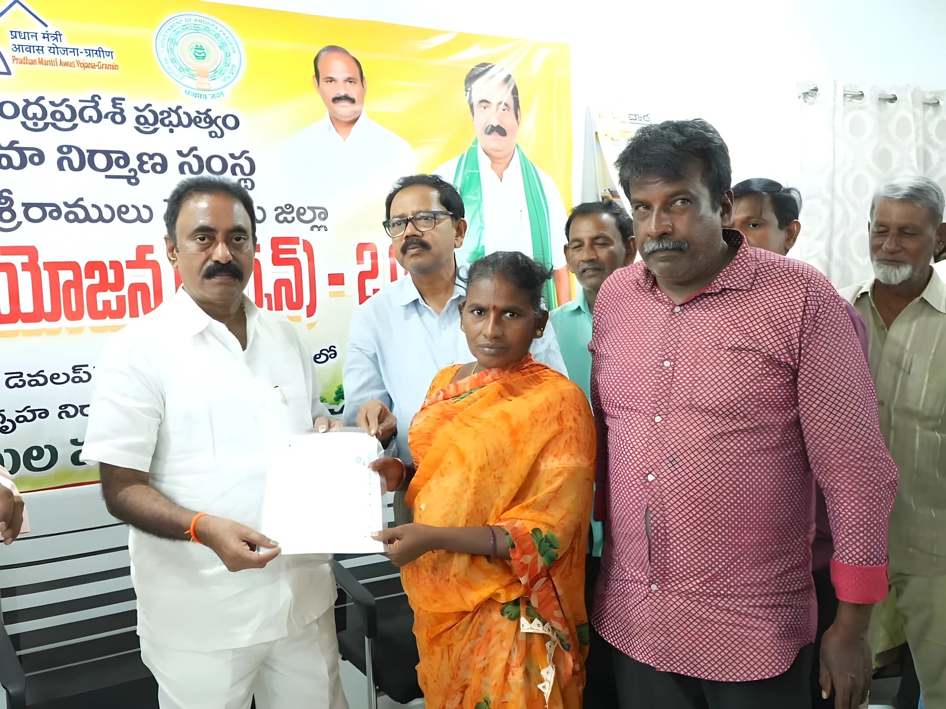 అల్లూరులో లబ్ధిదారులకు ఇళ్ల పట్టాల పంపిణీ
