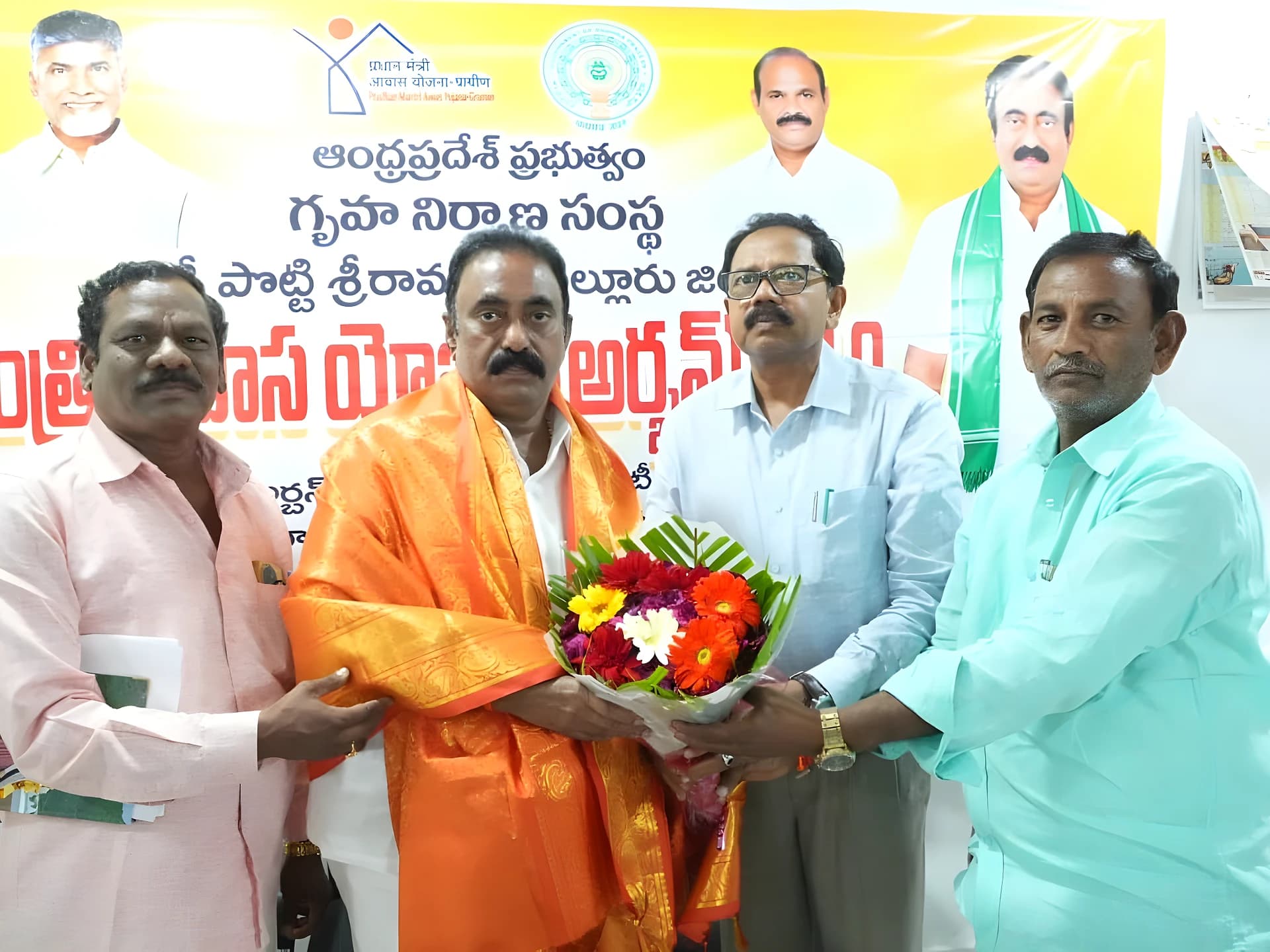 అల్లూరులో లబ్ధిదారులకు ఇళ్ల పట్టాల పంపిణీ