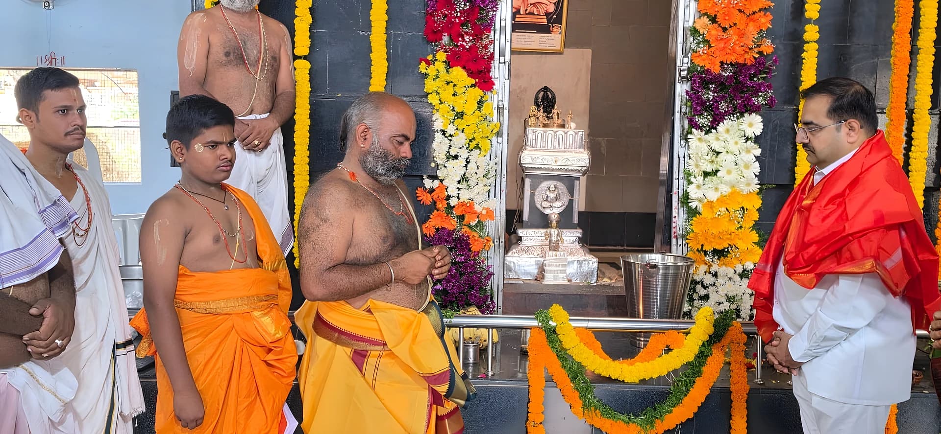 రాఘవేంద్రస్వామి దేవాలయాన్ని సందర్శించిన న్యాయమూర్తి