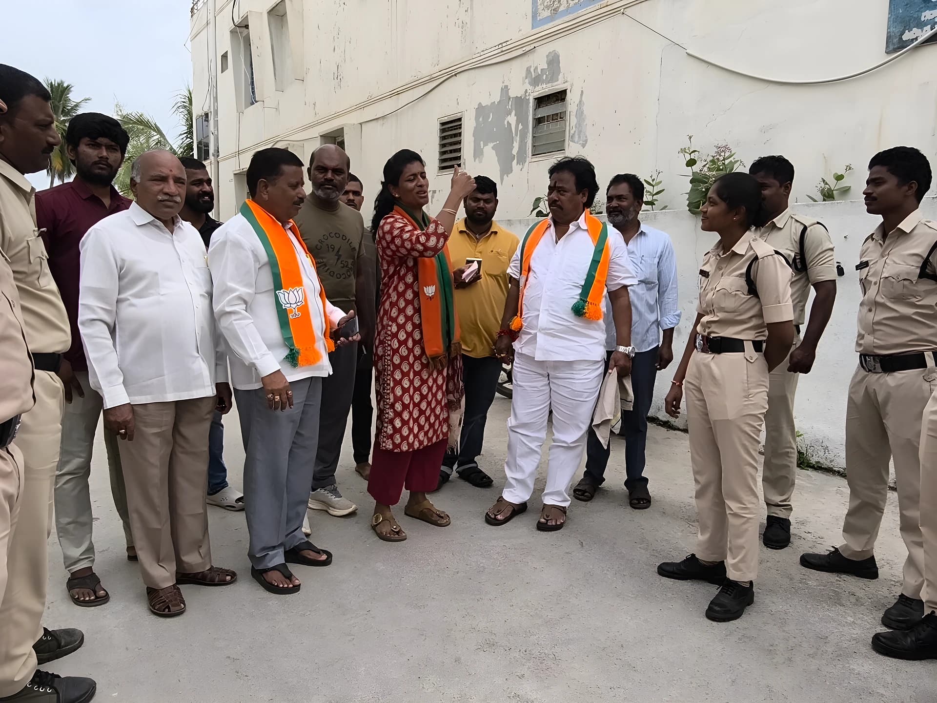 గద్వాలలో బీజేపీ నేతల హౌస్ అరెస్ట్