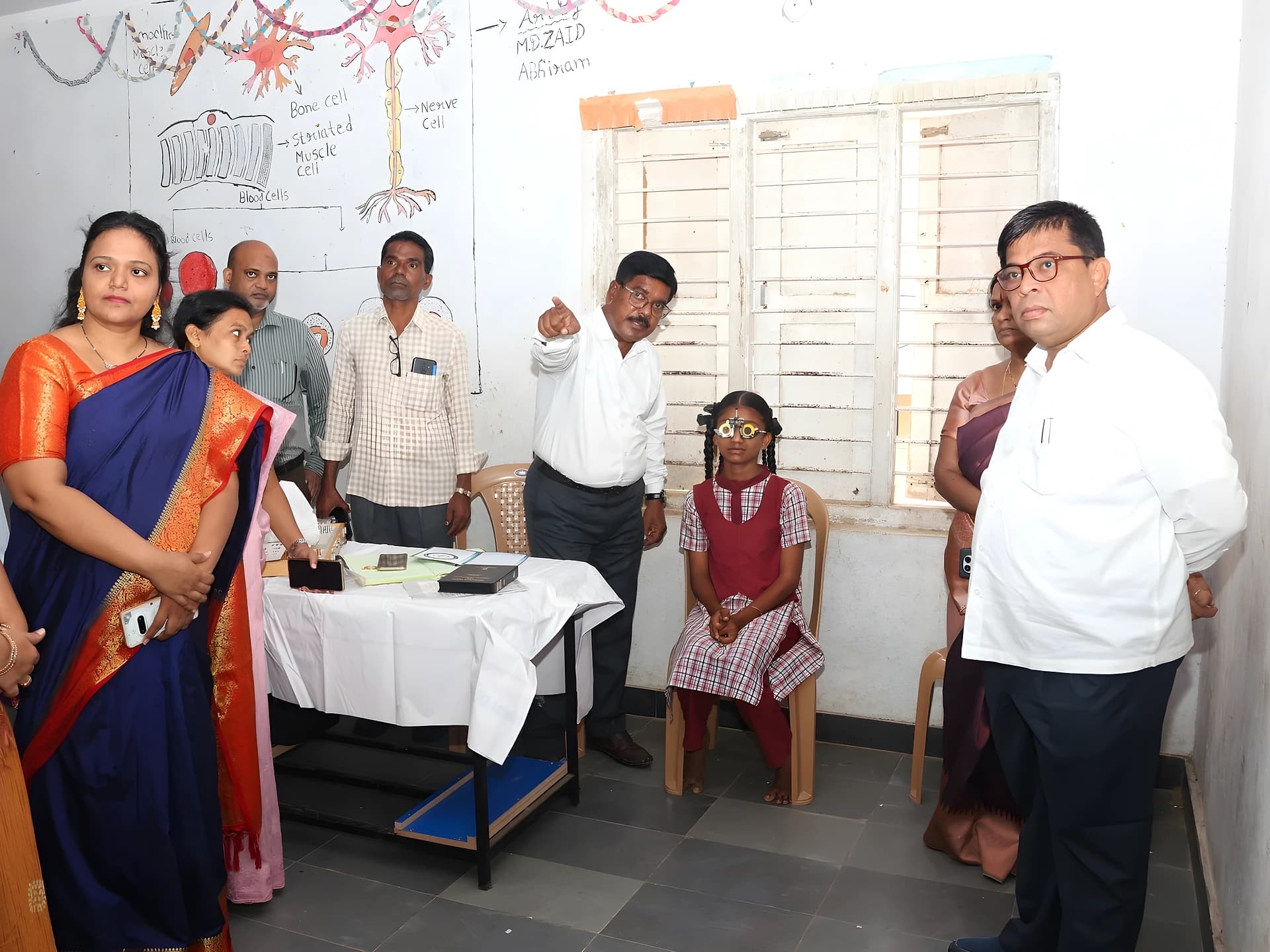 స్టూడెంట్ హెల్త్ ప్రొఫైల్ కార్డుల పంపిణీ
