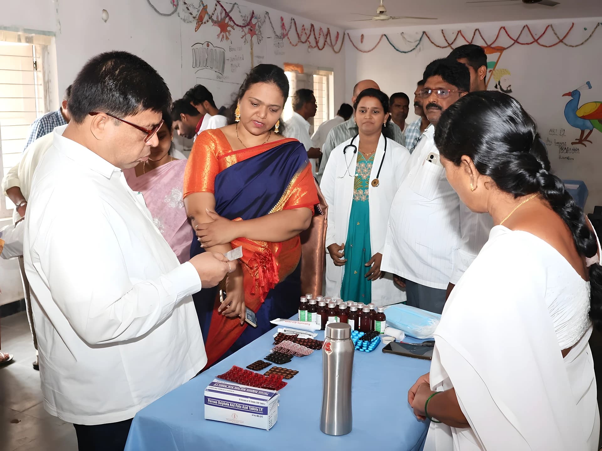 స్టూడెంట్ హెల్త్ ప్రొఫైల్ కార్డుల పంపిణీ