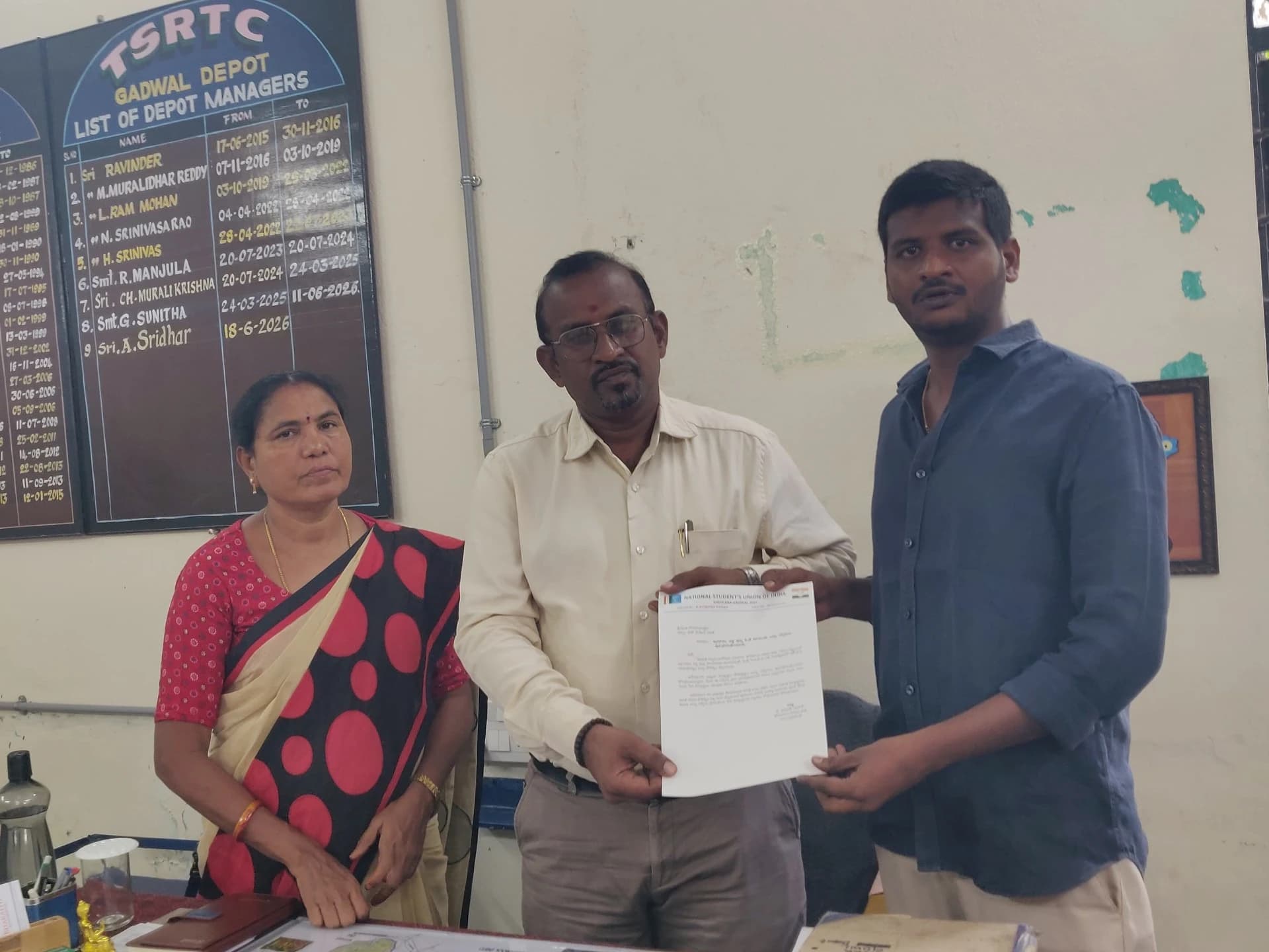 పీజీ సెంటర్కు బస్సు.. NSUI డిమాండ్