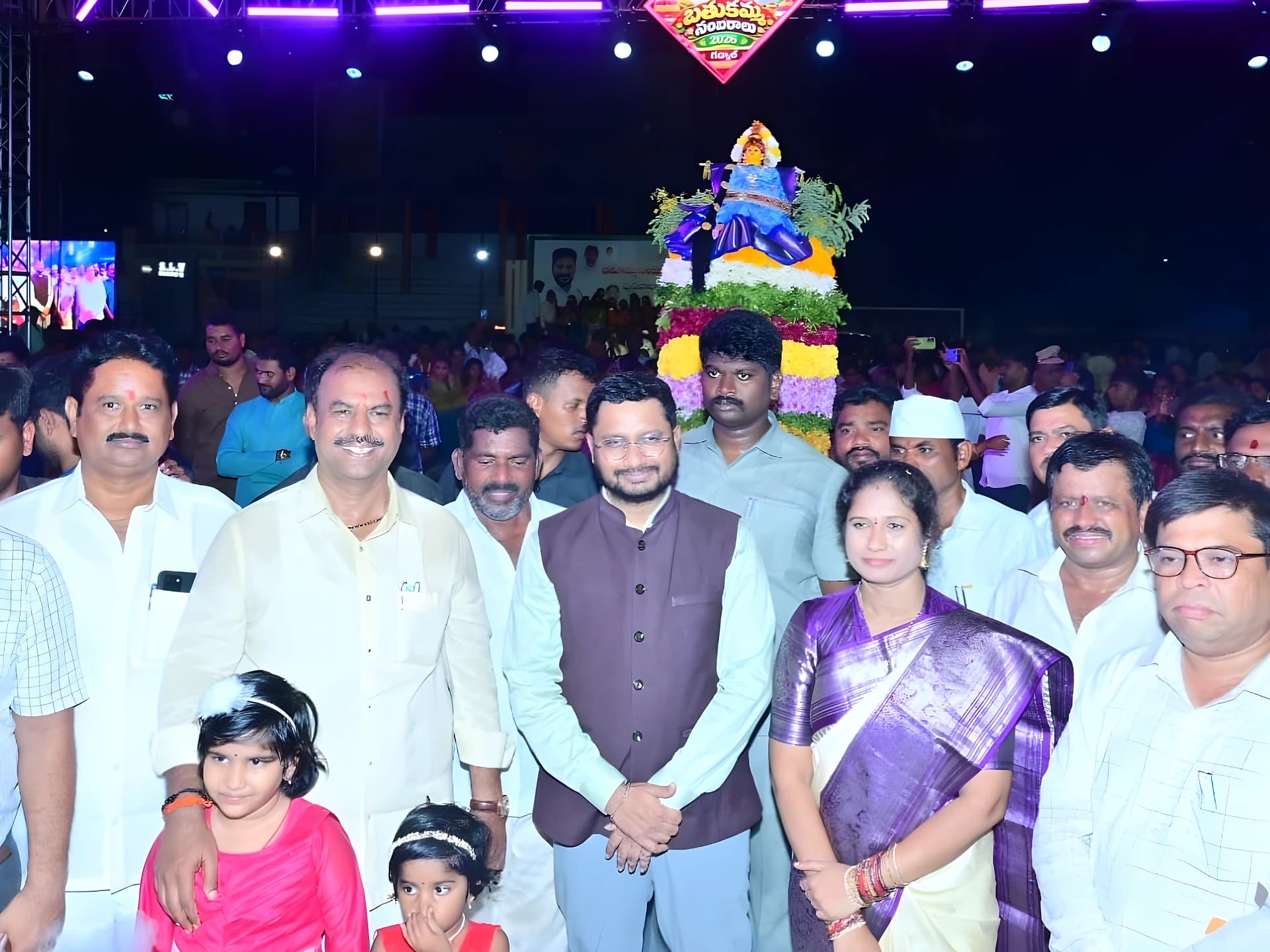 గద్వాలలో అంబరాన్నంటిన బతుకమ్మ సంబరాలు
