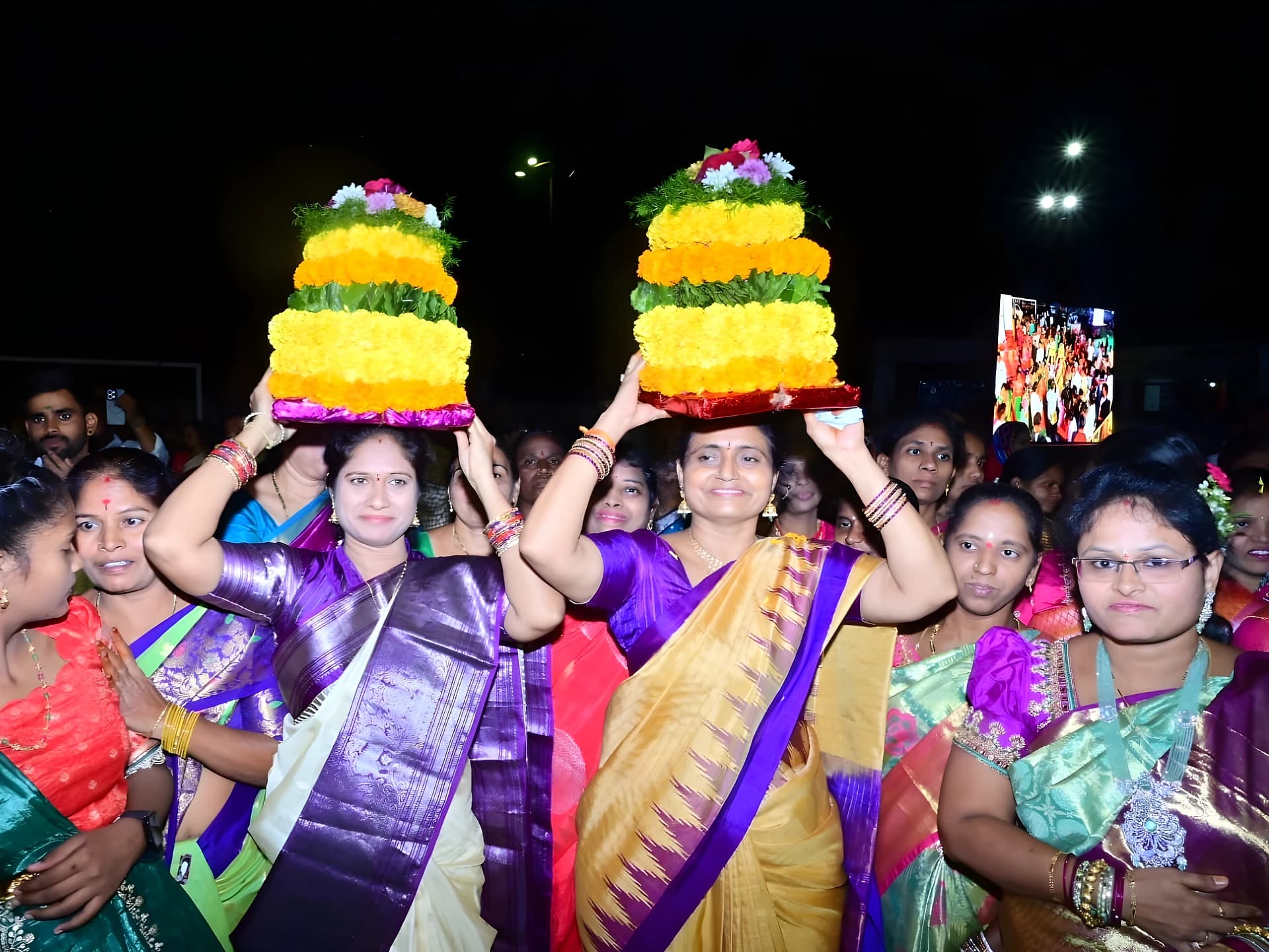 గద్వాలలో అంబరాన్నంటిన బతుకమ్మ సంబరాలు