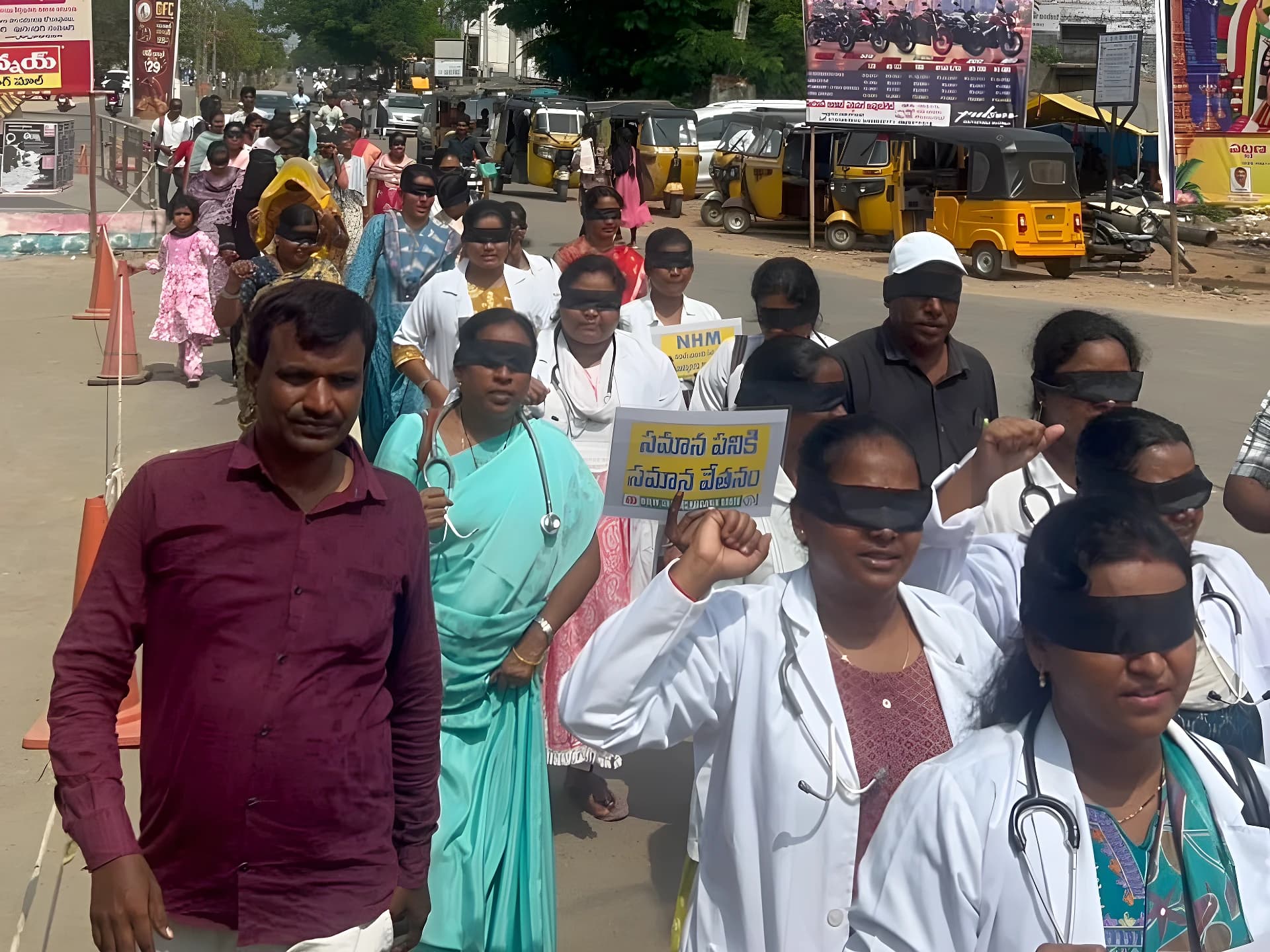 కళ్లకు గంతలు!....... NHM ఉద్యోగుల నిరసన..