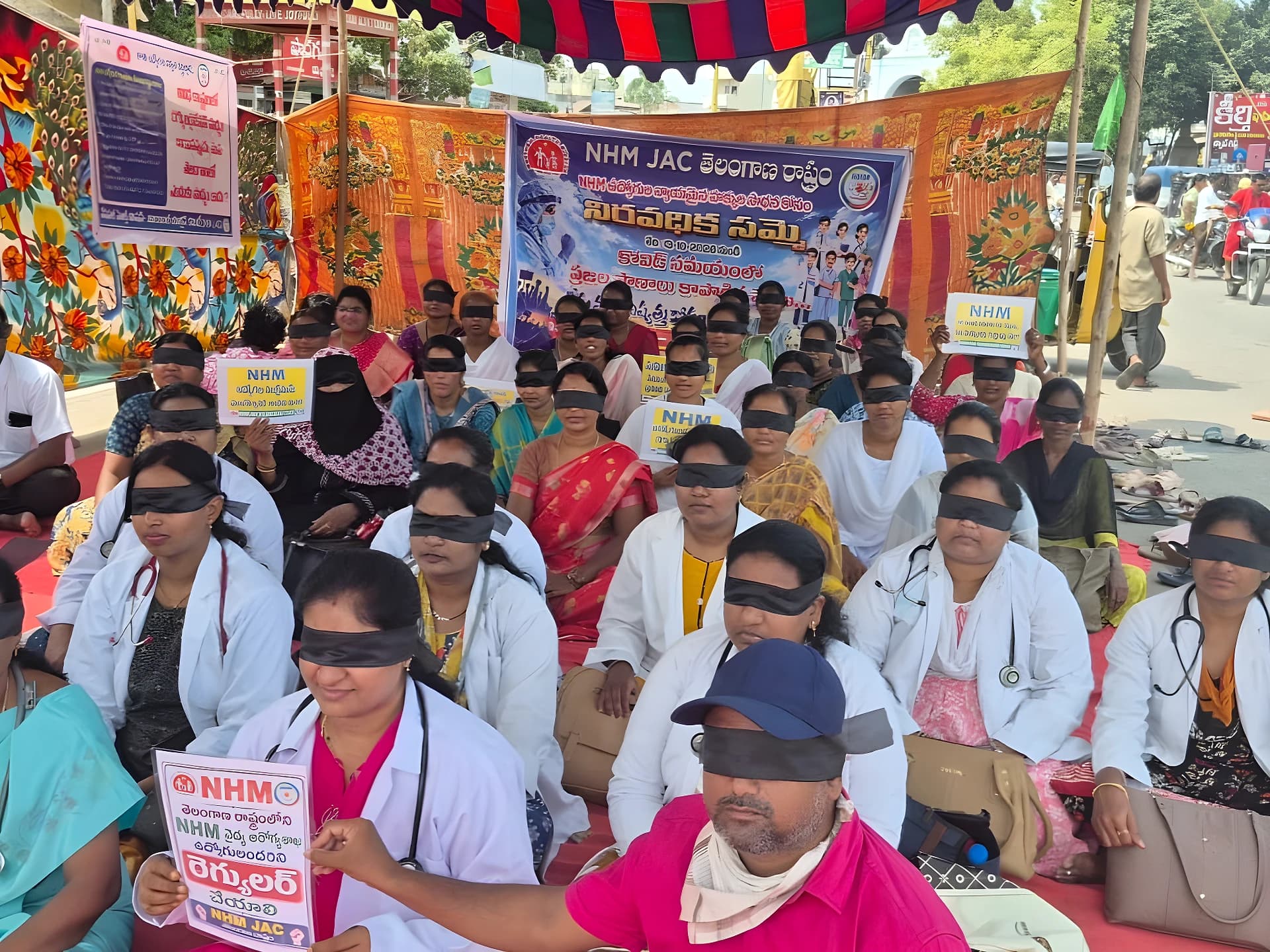 కళ్లకు గంతలు!....... NHM ఉద్యోగుల నిరసన..