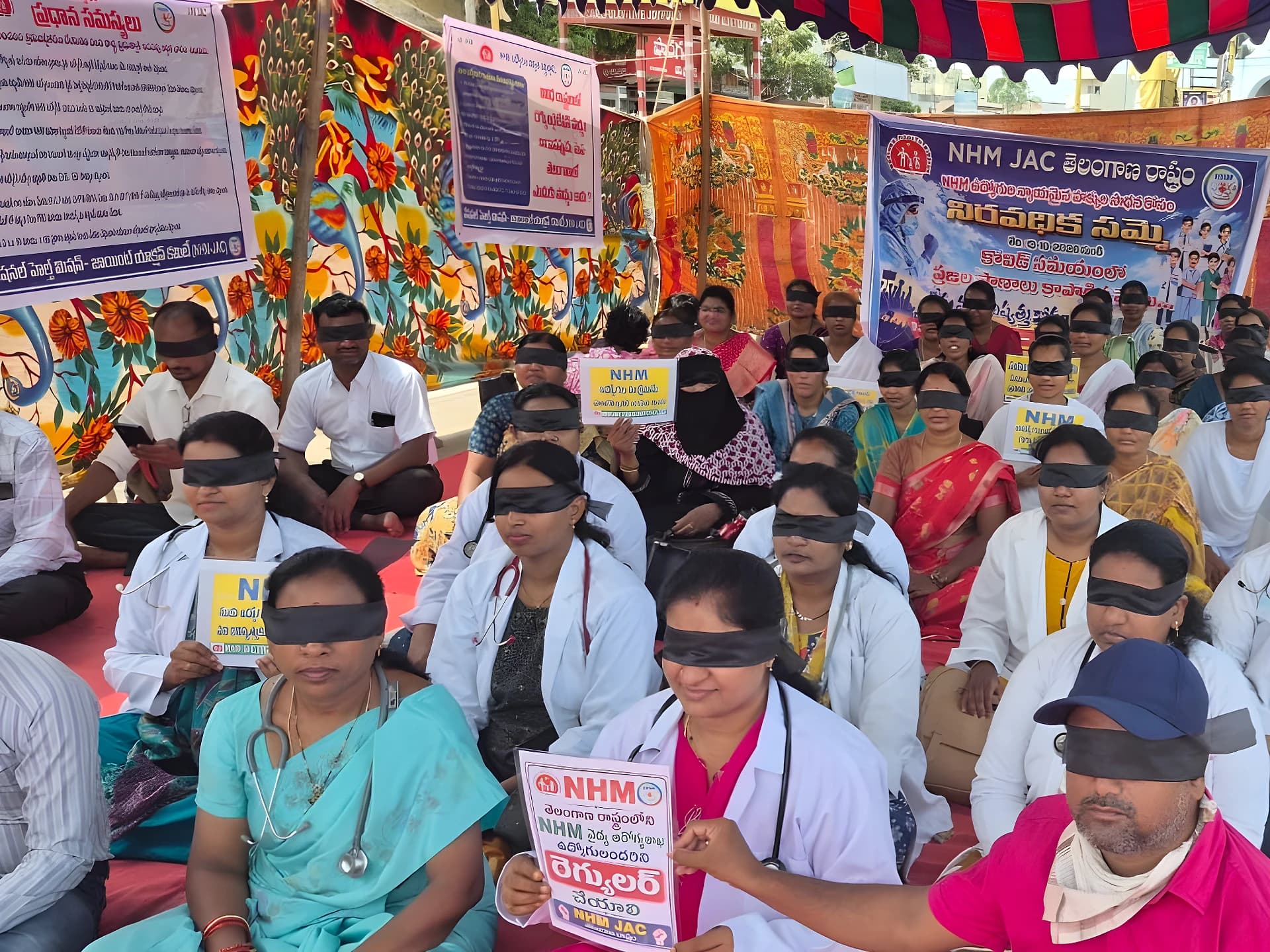 కళ్లకు గంతలు!....... NHM ఉద్యోగుల నిరసన..