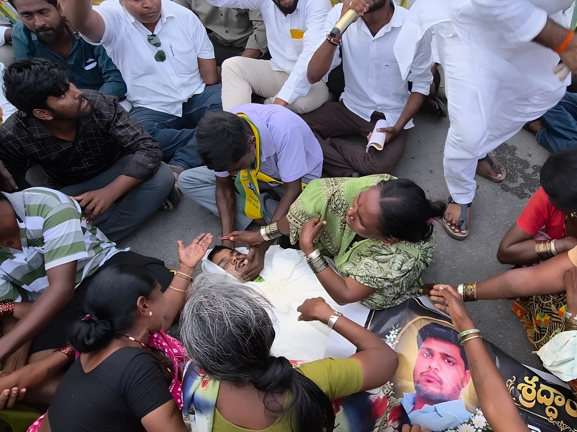 పోలీస్ వేధింపులే కారణం? వీరేష్ మృతిపై నిరసన