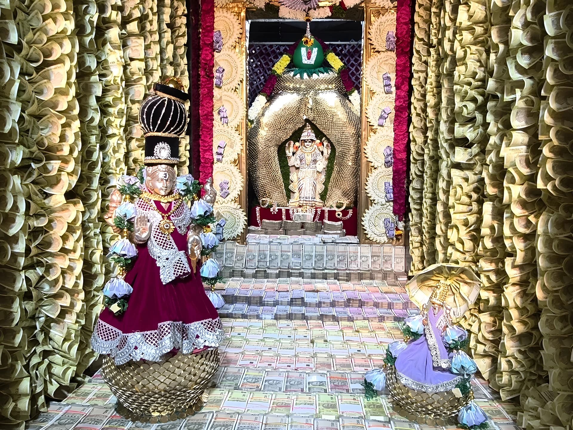 కోట్ల విలువైన అలంకరణలో అమ్మవారు