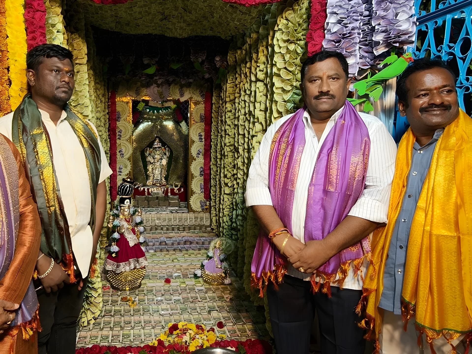 కోట్ల విలువైన అలంకరణలో అమ్మవారు