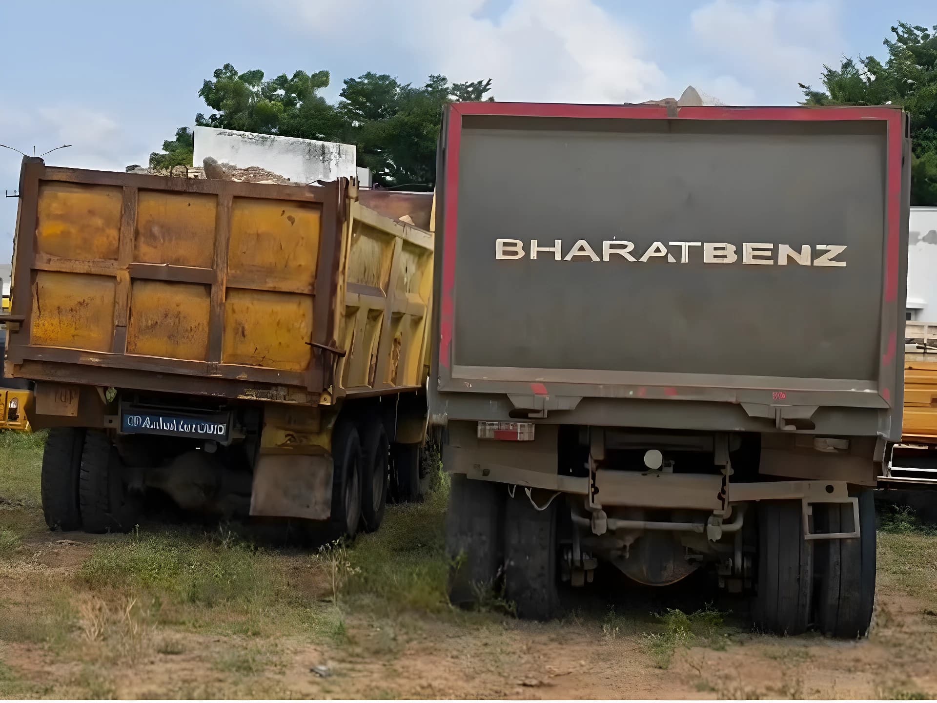గద్వాల్లో ఇల్లీగల్ మట్టి టిప్పర్ల సీజ్