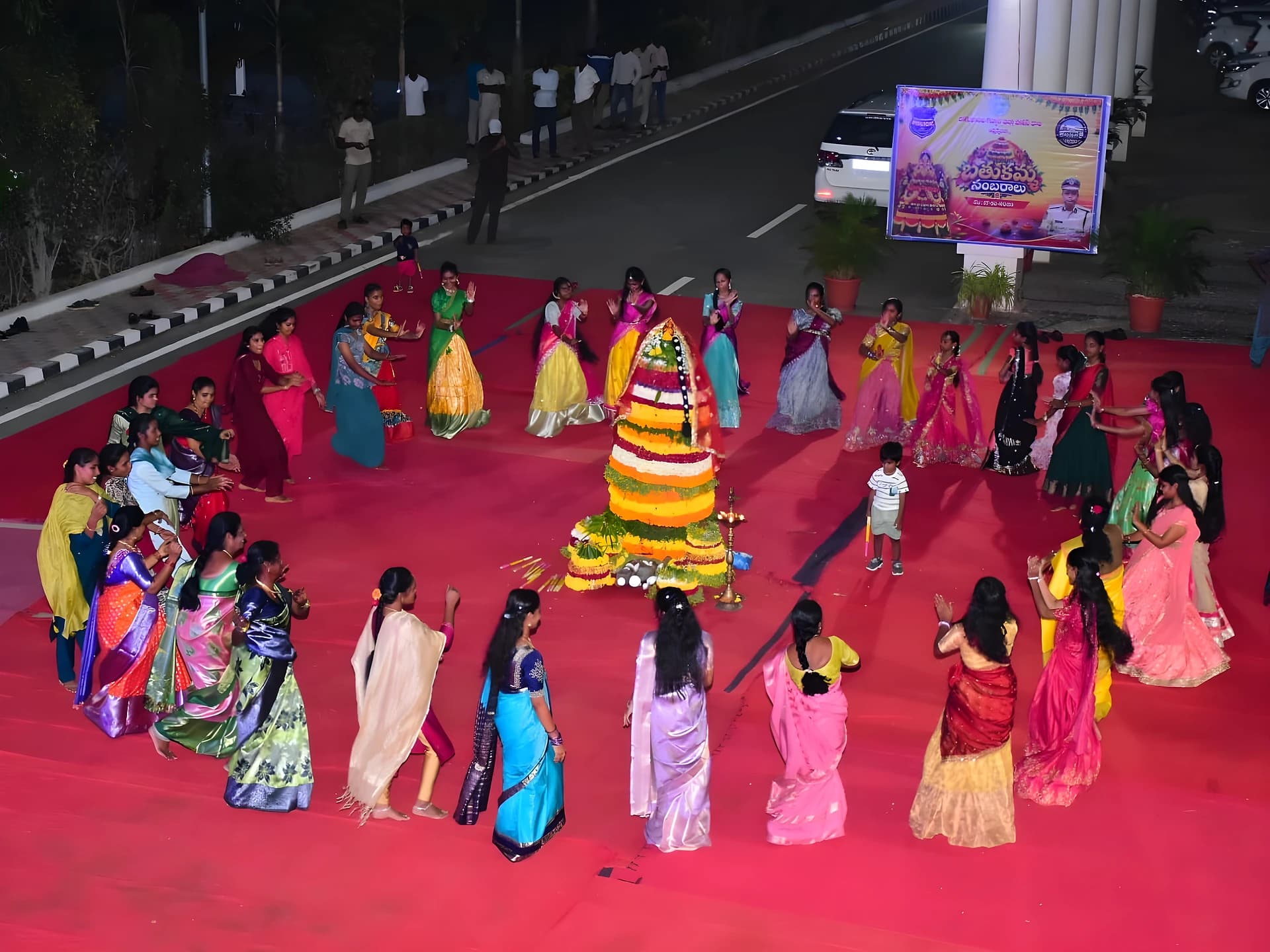 పోలీసు కార్యాలయంలో పూల పండుగ సందడి