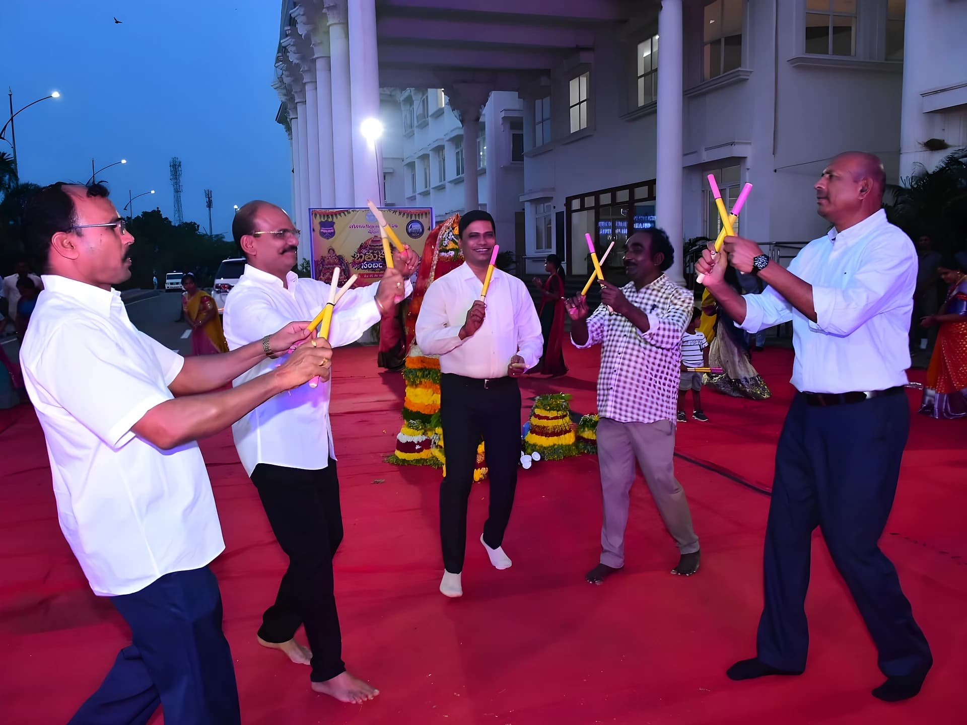 పోలీసు కార్యాలయంలో పూల పండుగ సందడి