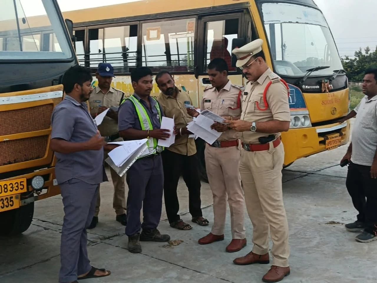స్కూల్ బస్సుల తనిఖీ