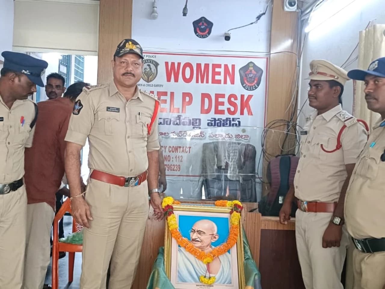 పోలీస్ స్టేషన్లో గాంధీ జయంతి వేడుకలు