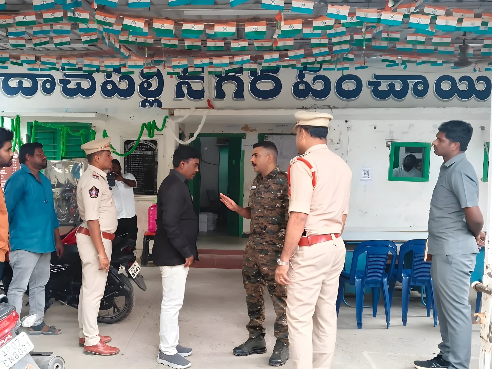 పల్నాడు ఎన్నికల కేంద్రాల తనిఖీ.. అడిషనల్ ఎస్పీ!