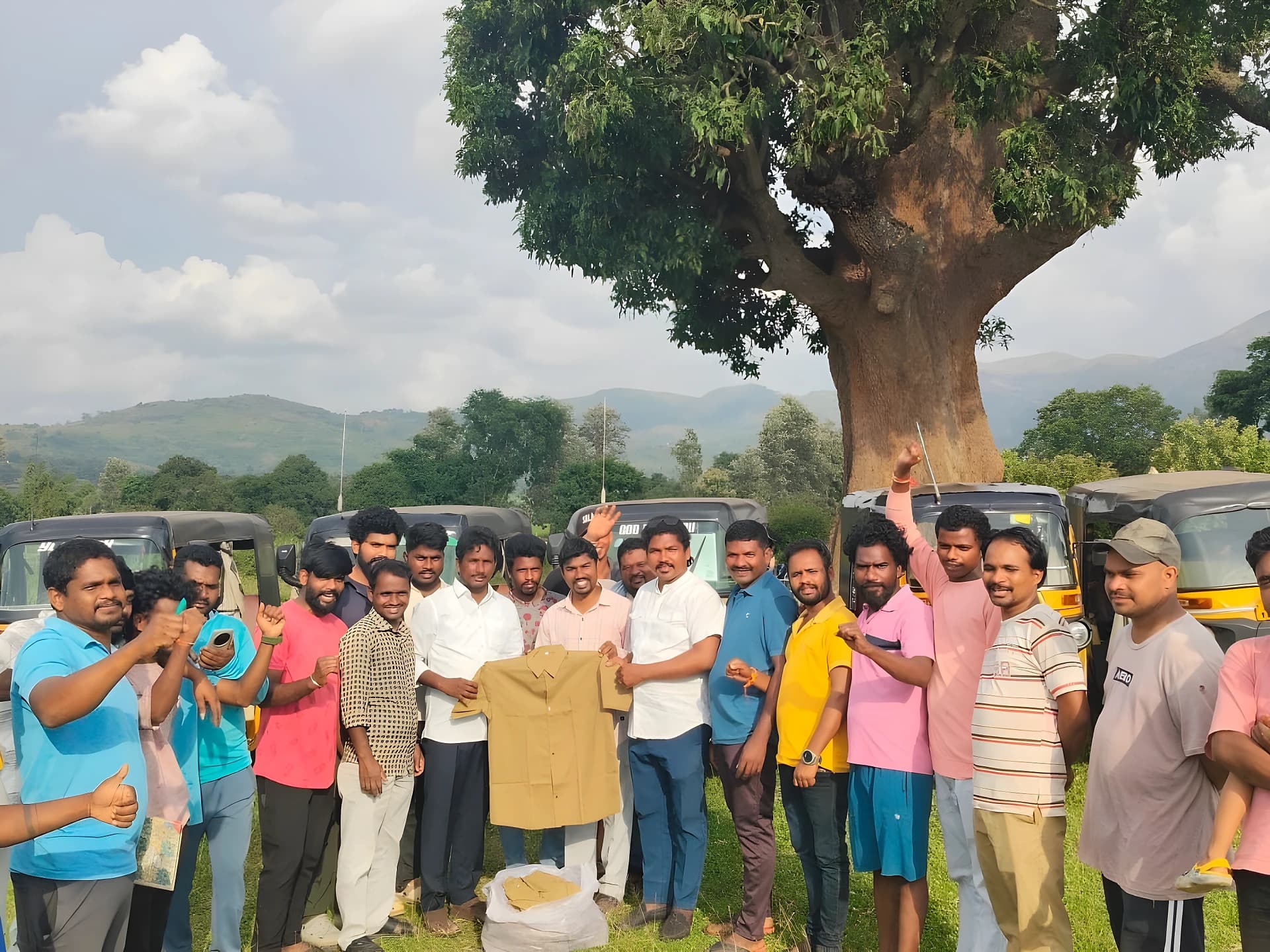 ఆటో డ్రైవర్స్కి యూనిఫామ్స్