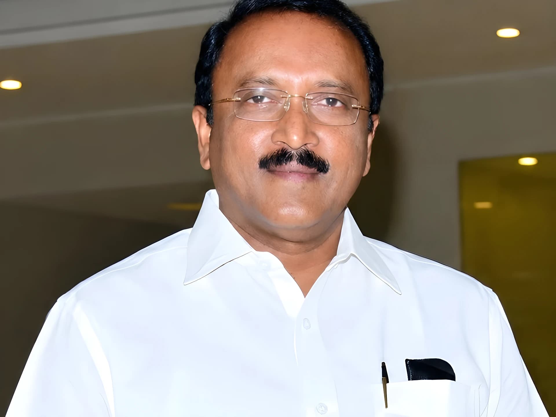 వరద బాధితులకు సాయం అందించాలి: రవిబాబు