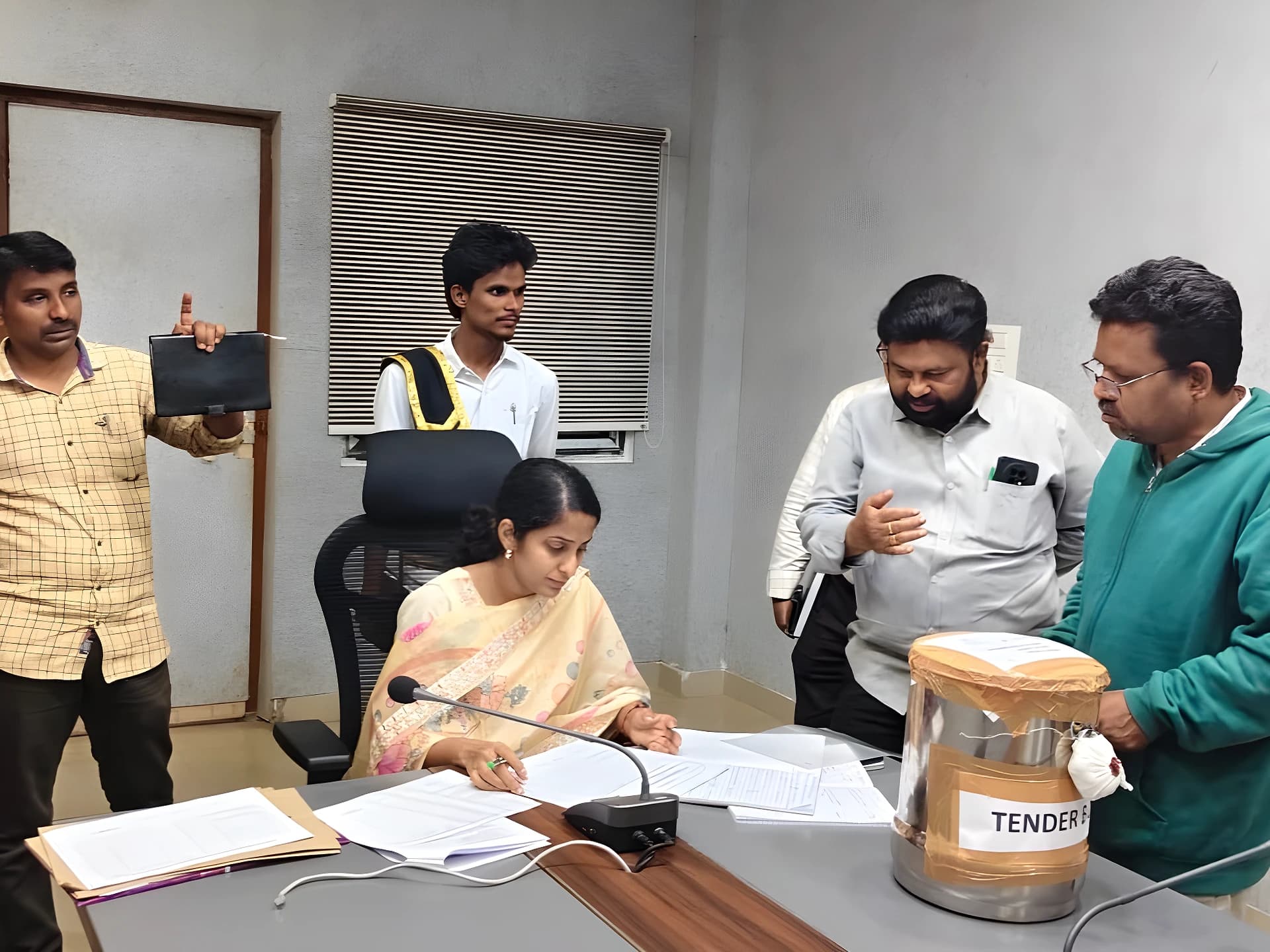 పోలింగ్ మెటీరియల్ టెండర్లు ఖరారు