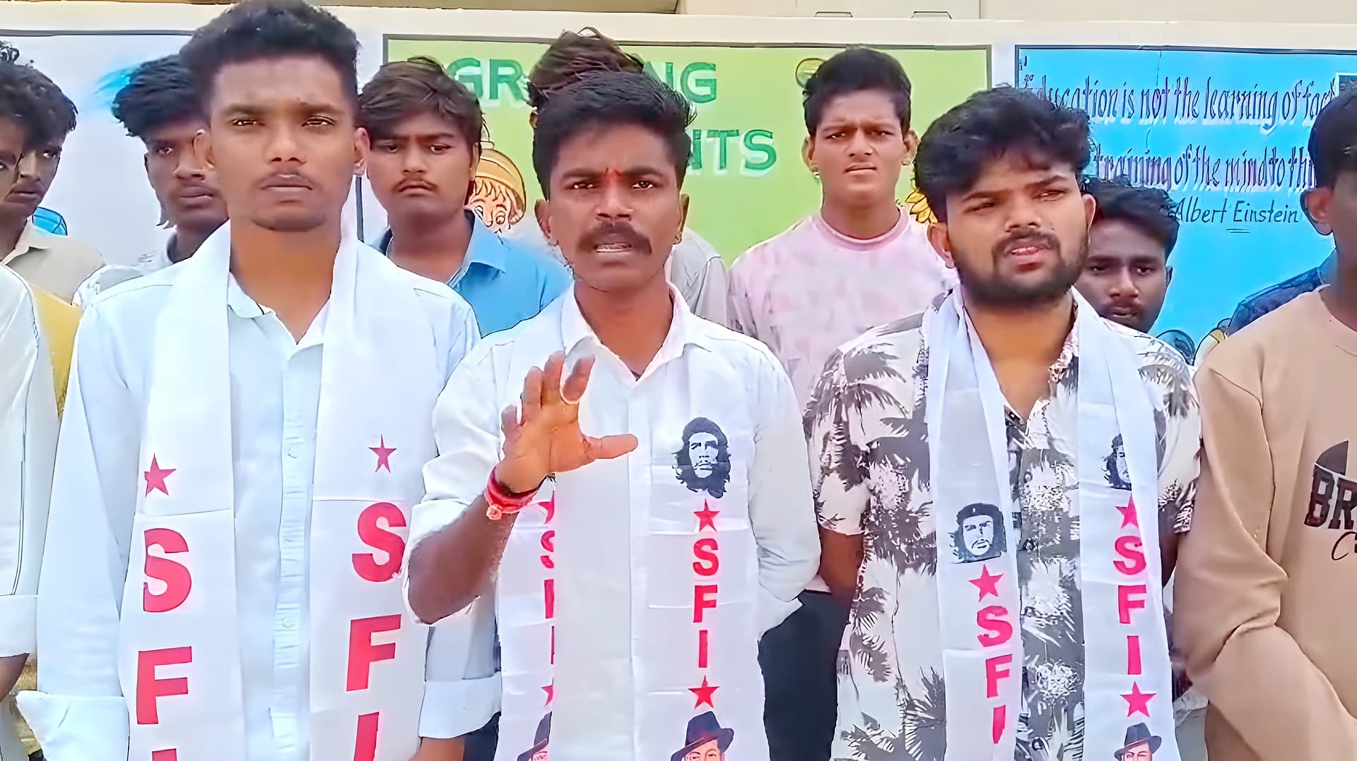 కళాశాల ఎదుట SFI నాయకుల ఆందోళన
