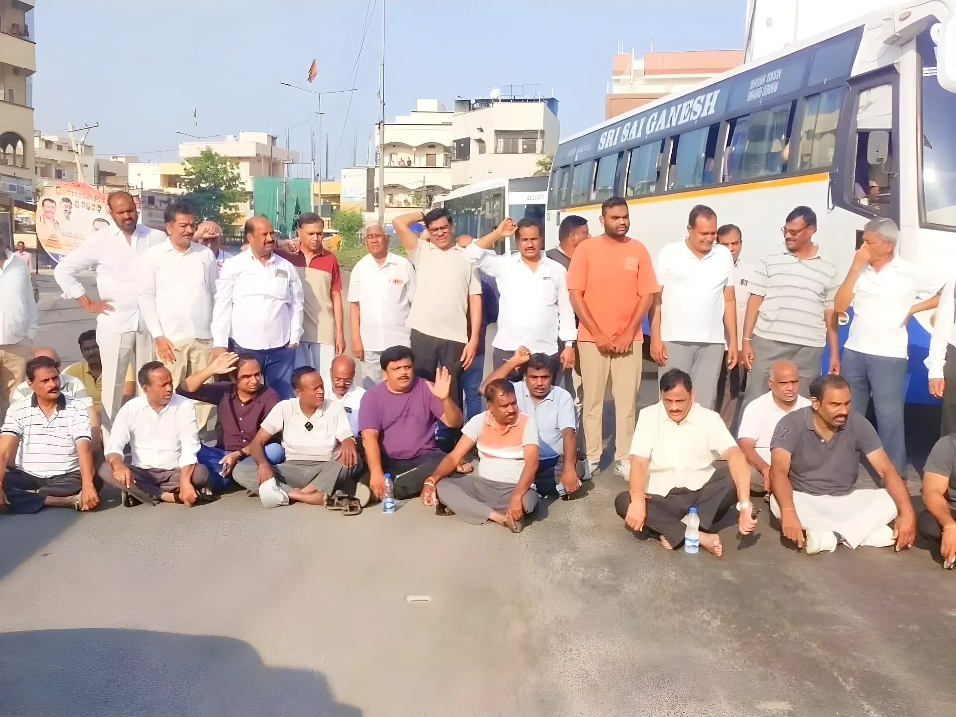 డ్రైన్ పనులకు బ్రేక్.. స్థానికుల ఆందోళన