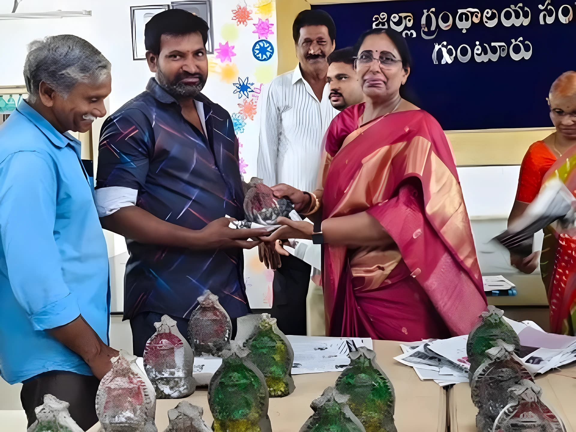 గుంటూరు గ్రంథాలయంలో మట్టి వినాయకుల పంపిణీ
