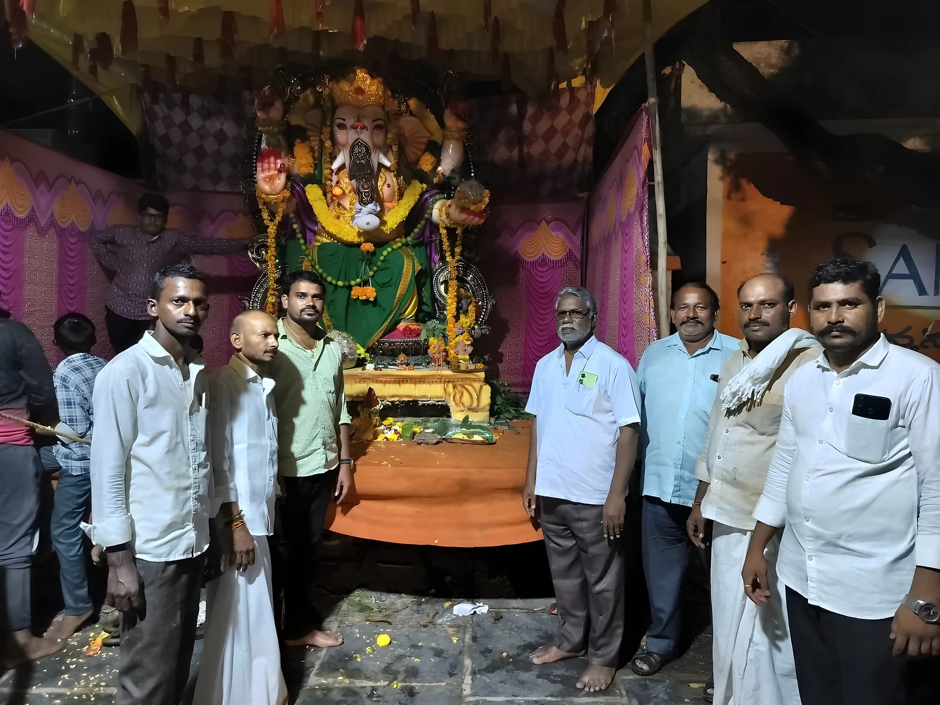గుండ్లపల్లిలో గణపతి సందడి.. పూజల్లో పాల్గొన్న TDP నేత