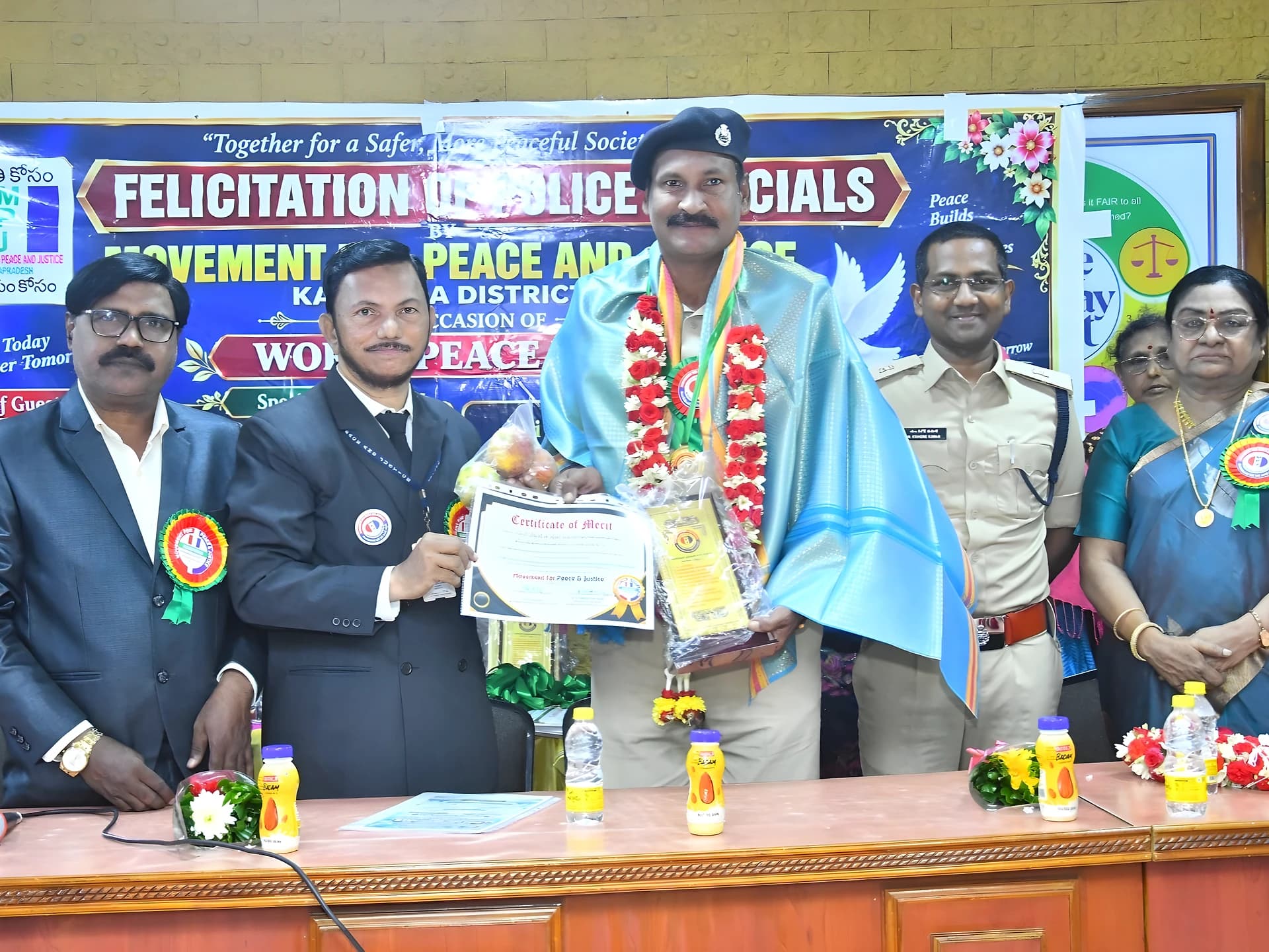 43 మంది పోలీసులకు సన్మానం