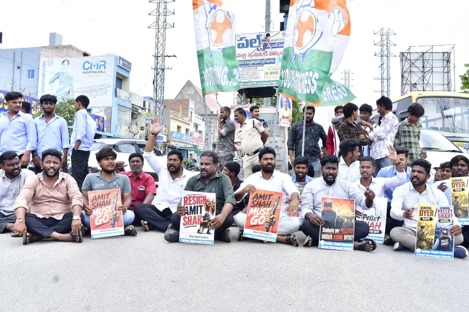 కాల్పుల ఘటనపై భువనగిరిలో కాంగ్రెస్ ఆందోళన
