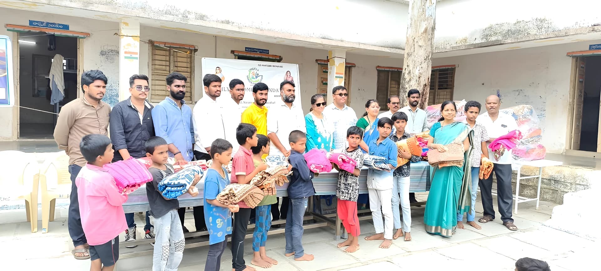 ఎస్సీ, ఎస్టీ హాస్టల్ బాలురకు బ్లాంకెట్ల పంపిణీ