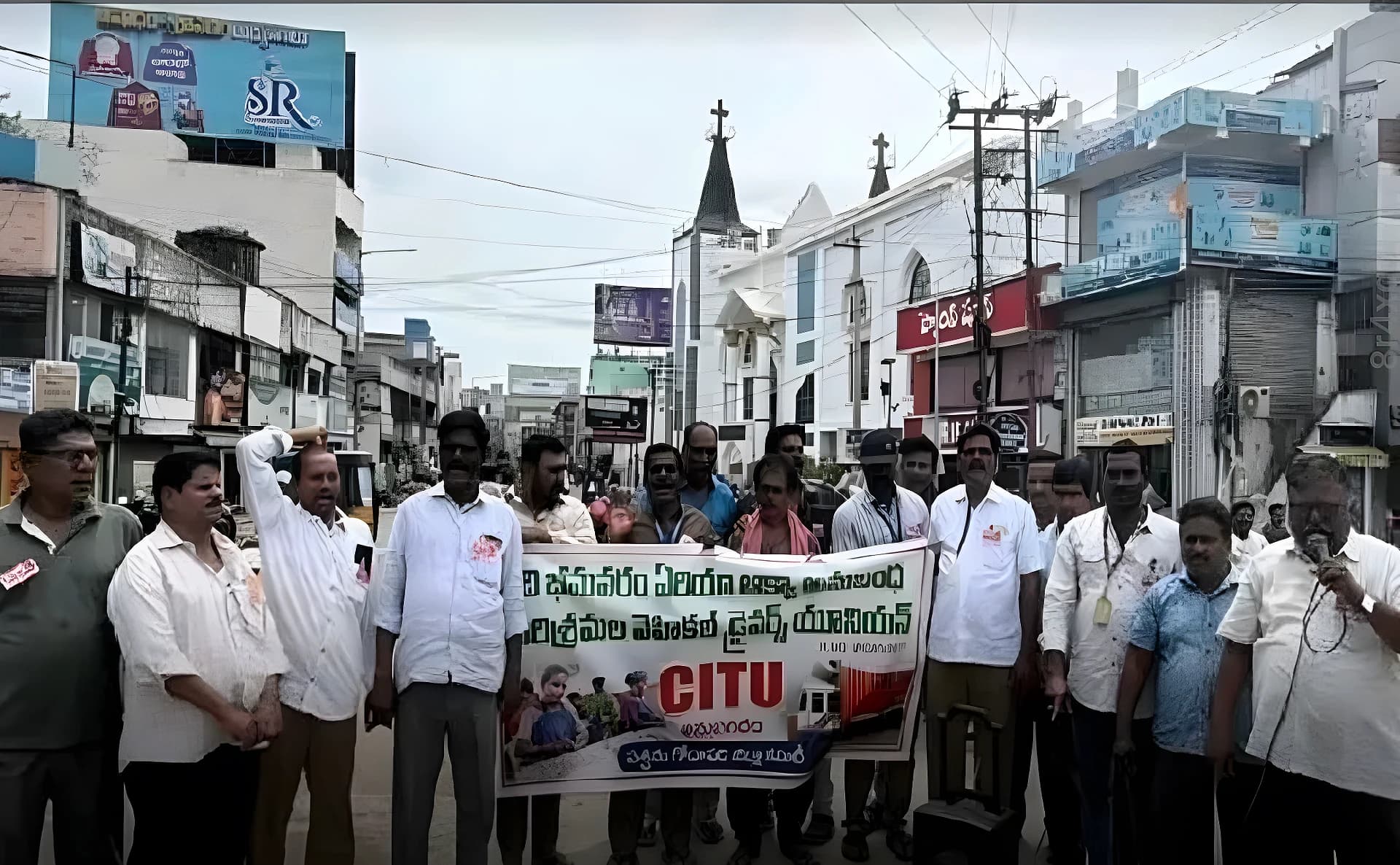 లారీ డ్రైవర్పై దాడిని ఖండిస్తూ భీమవరంలో ఆందోళన