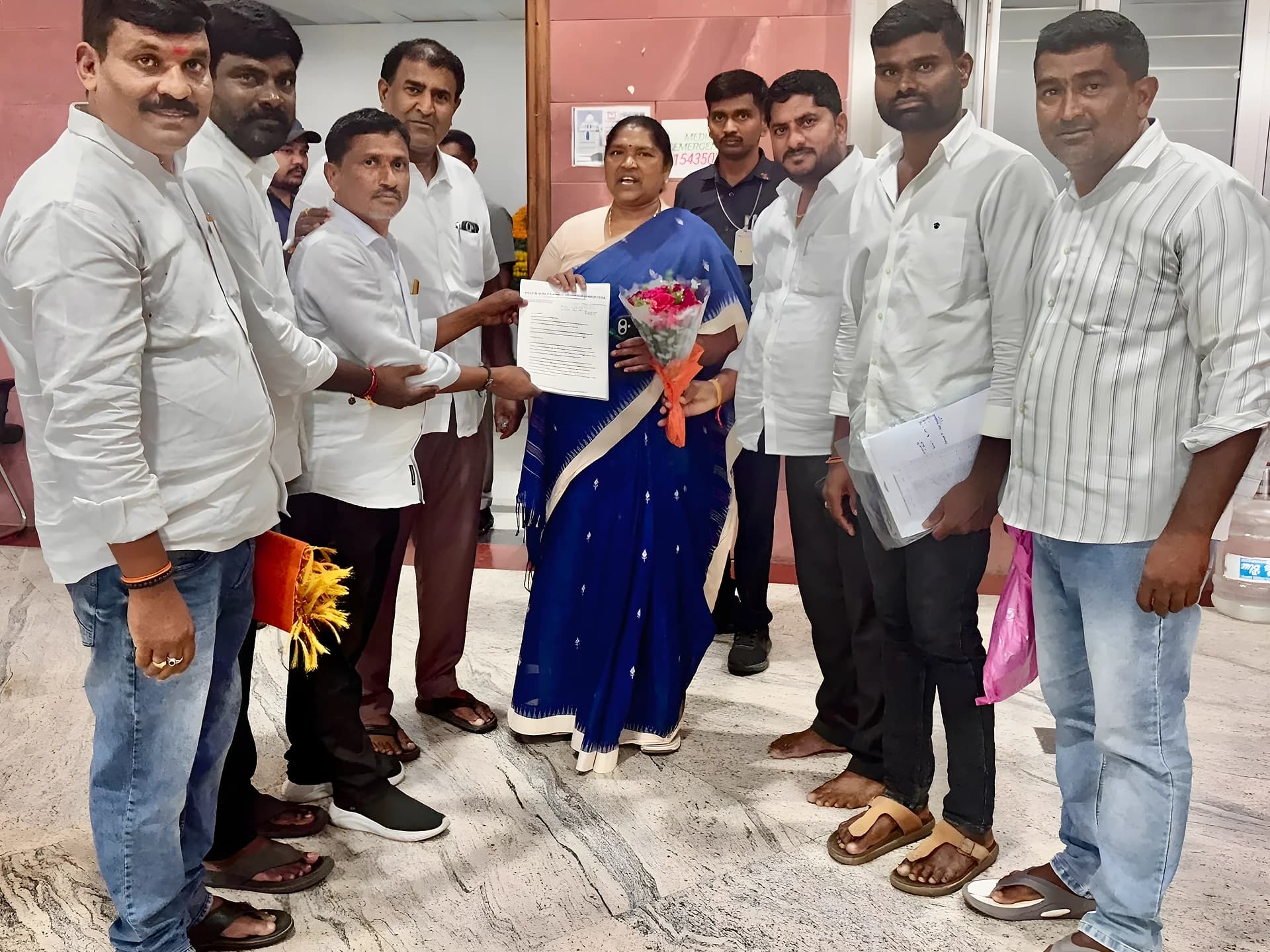 ఏర్గట్ల డెవలప్మెంట్ కోసం మంత్రి సీతక్కకి వినతిపత్రం