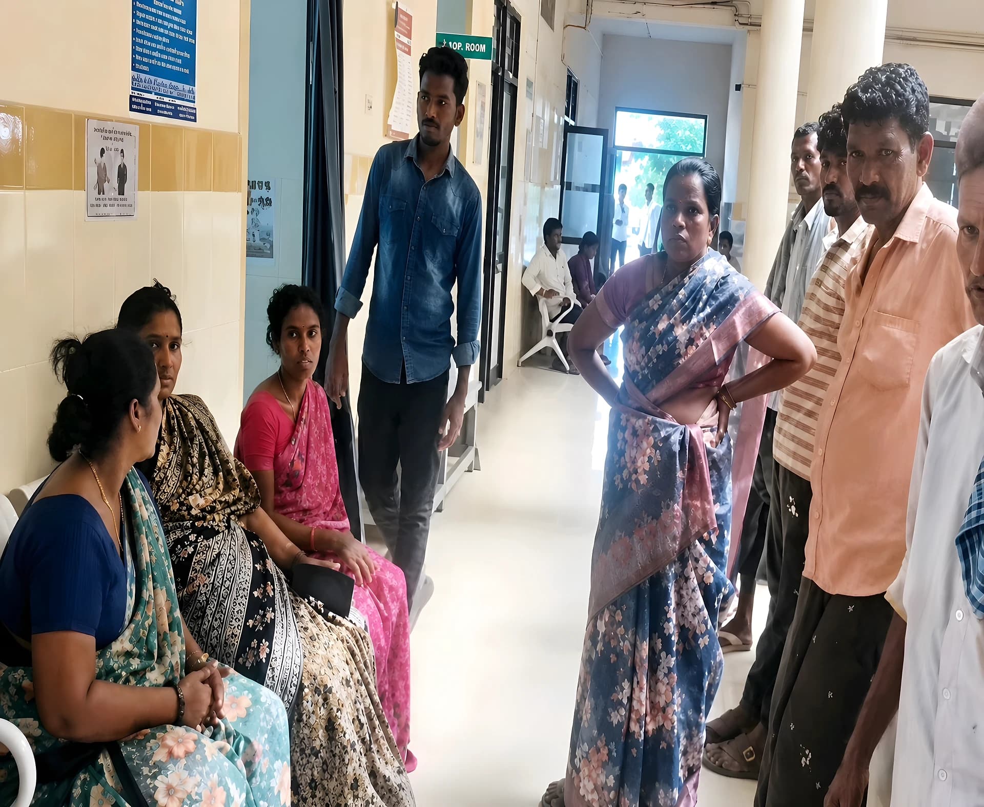 పిచ్చికుక్కల భయం.. 15 మందికి తీవ్ర గాయాలు!
