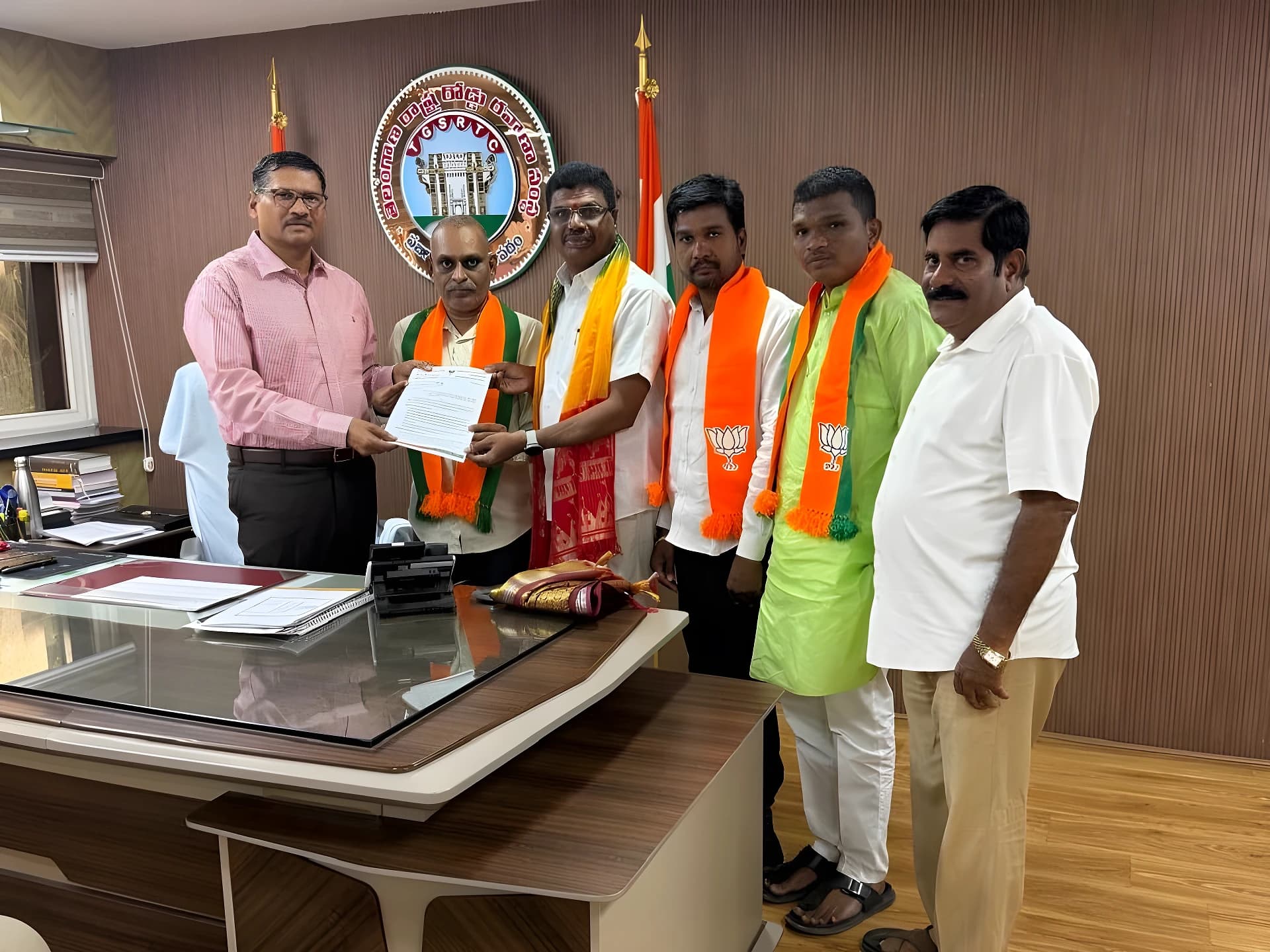 బస్సుల్లో దివ్యాంగులకు సౌకర్యాలు కల్పించాలి